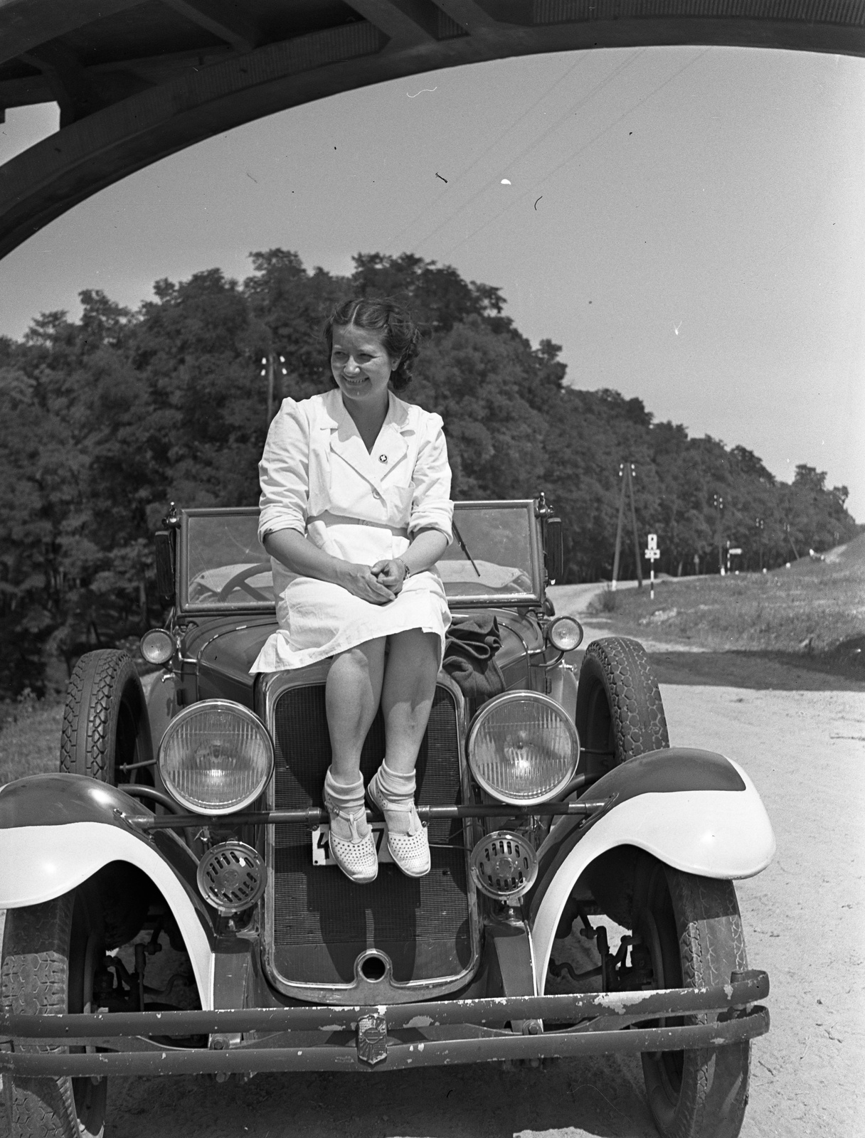 Hungary, Városlőd, 83-as út felette a 8-as főút viaduktja., 1943, Lissák Tivadar, american brand, nurse, automobile, sitting on a car, girls'n'cars, Fortepan #72415