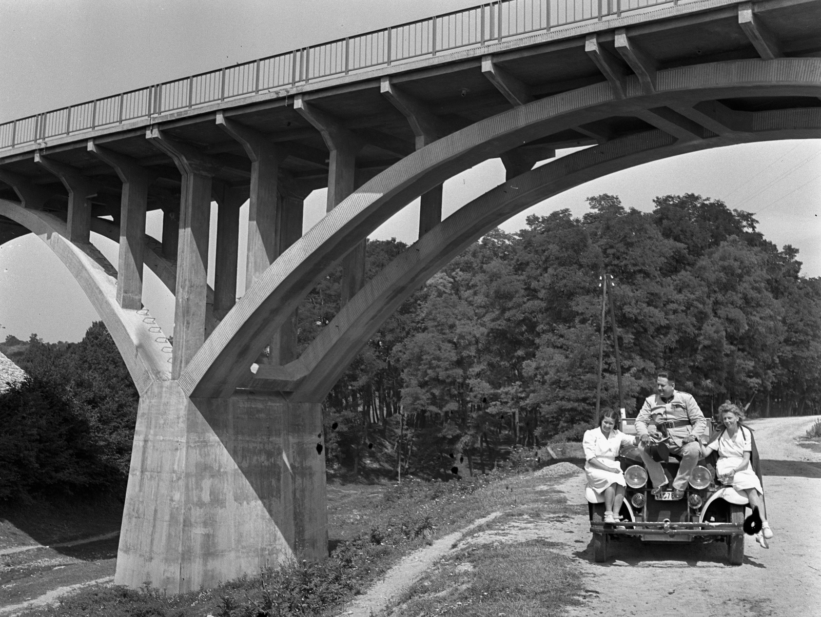 Hungary, Városlőd, 83-as út a 8-as főút viaduktja alatt., 1943, Lissák Tivadar, american brand, automobile, sitting on a car, Fortepan #72416