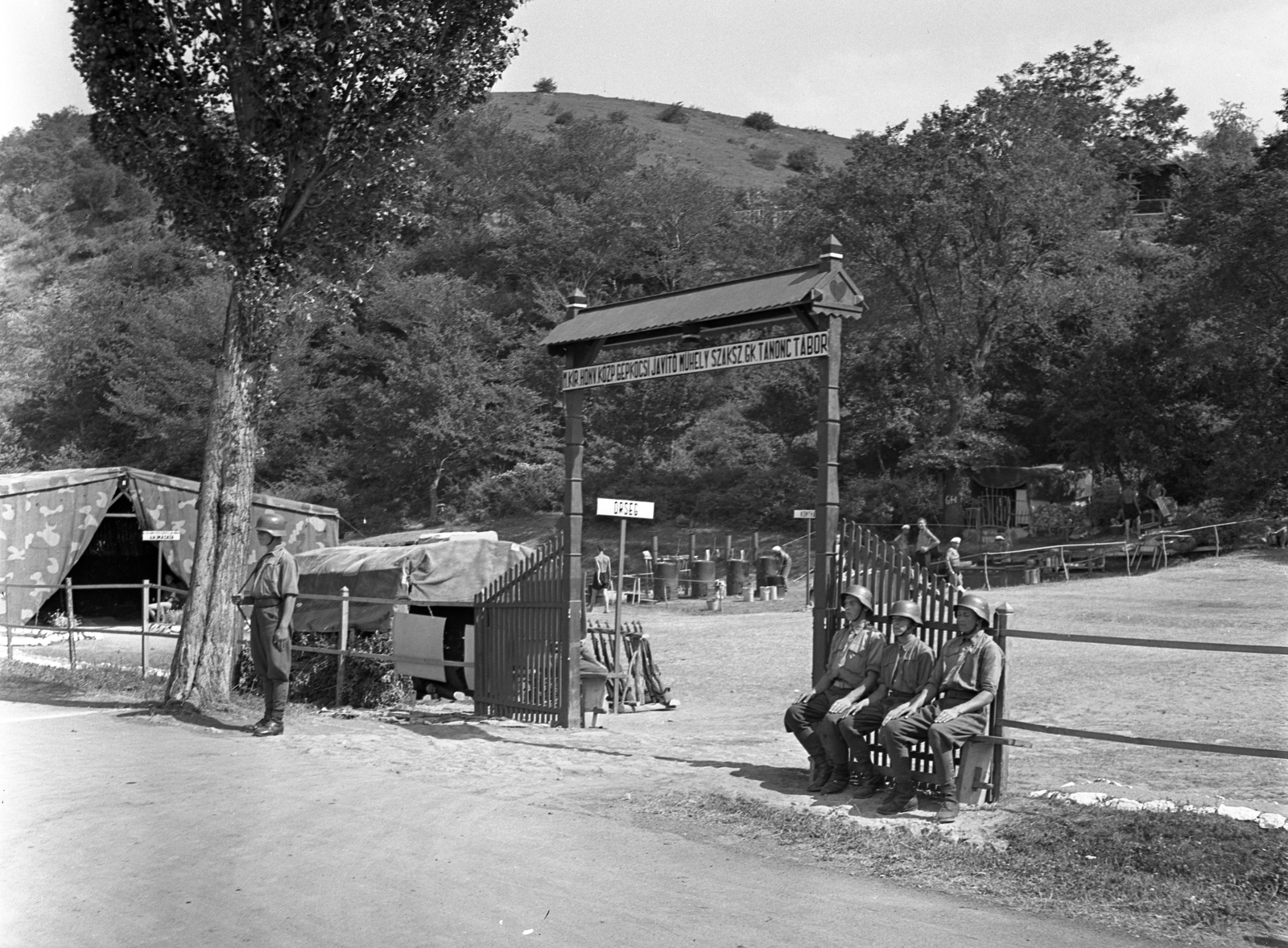 Hungary,Lake Balaton, Tihany, Gödrös, a honvédség központi gépkocsi javító műhelyének tanonc tábora., 1943, Lissák Tivadar, gate, military, soldier, camp, camouflage pattern, Fortepan #72420