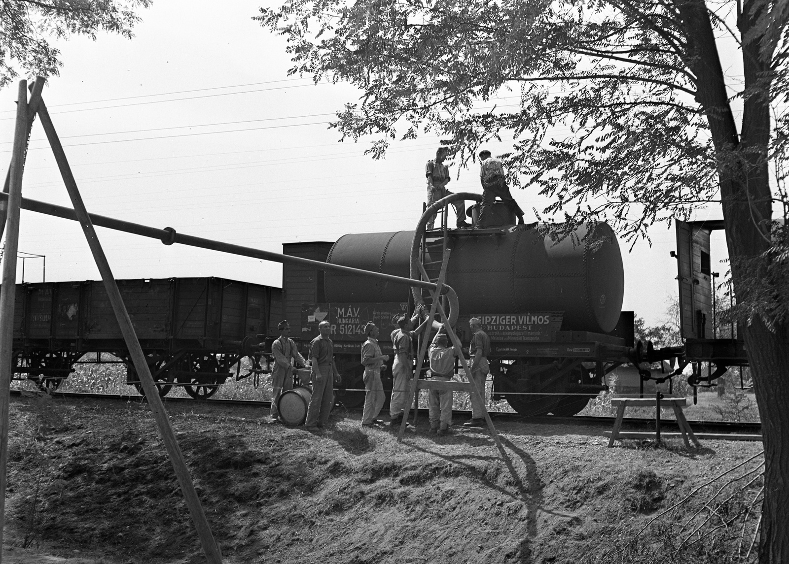 1943, Lissák Tivadar, Hungarian Railways, barrel, soldier, fueling, tanker, Fortepan #72434