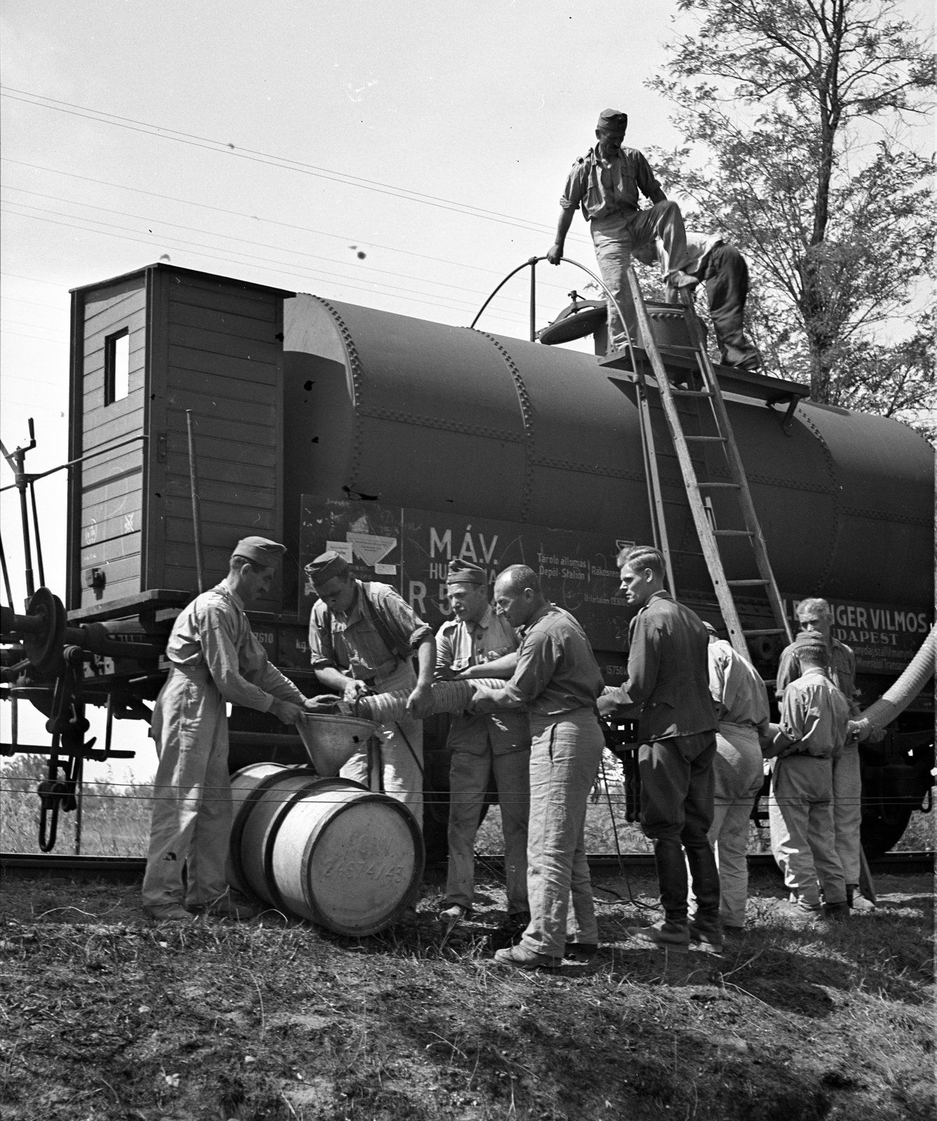 1943, Lissák Tivadar, Hungarian Railways, barrel, soldier, fueling, tanker, Fortepan #72435