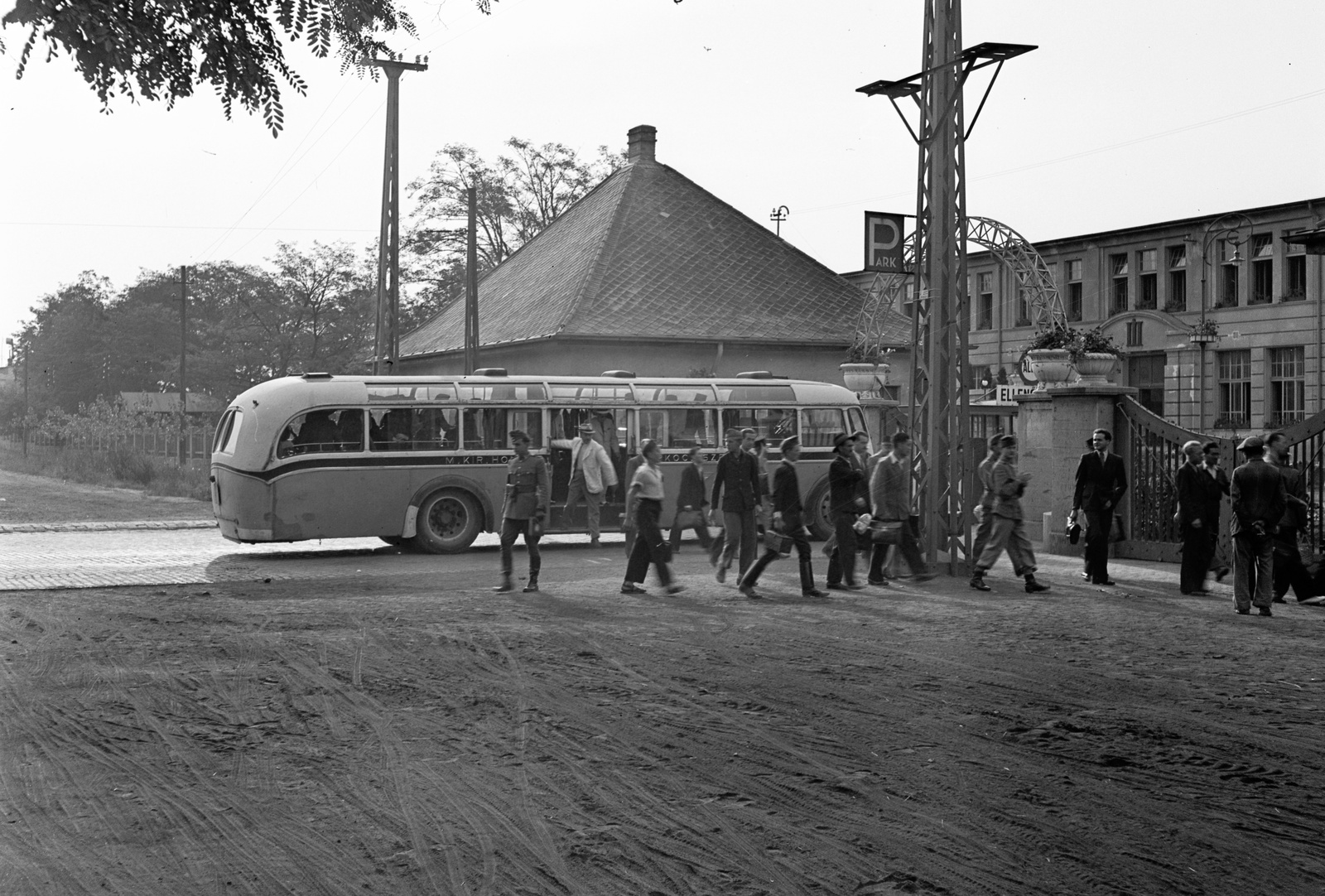 Hungary, Budapest XVI., Mátyásföld, Újszász utca 41-43. (Keresztúri út 1-3.), Magyar Királyi Honvéd gépkocsiszertár, parkoló a főkapunál., 1943, Lissák Tivadar, bus, gate, Budapest, Leyland-brand, Fortepan #72446