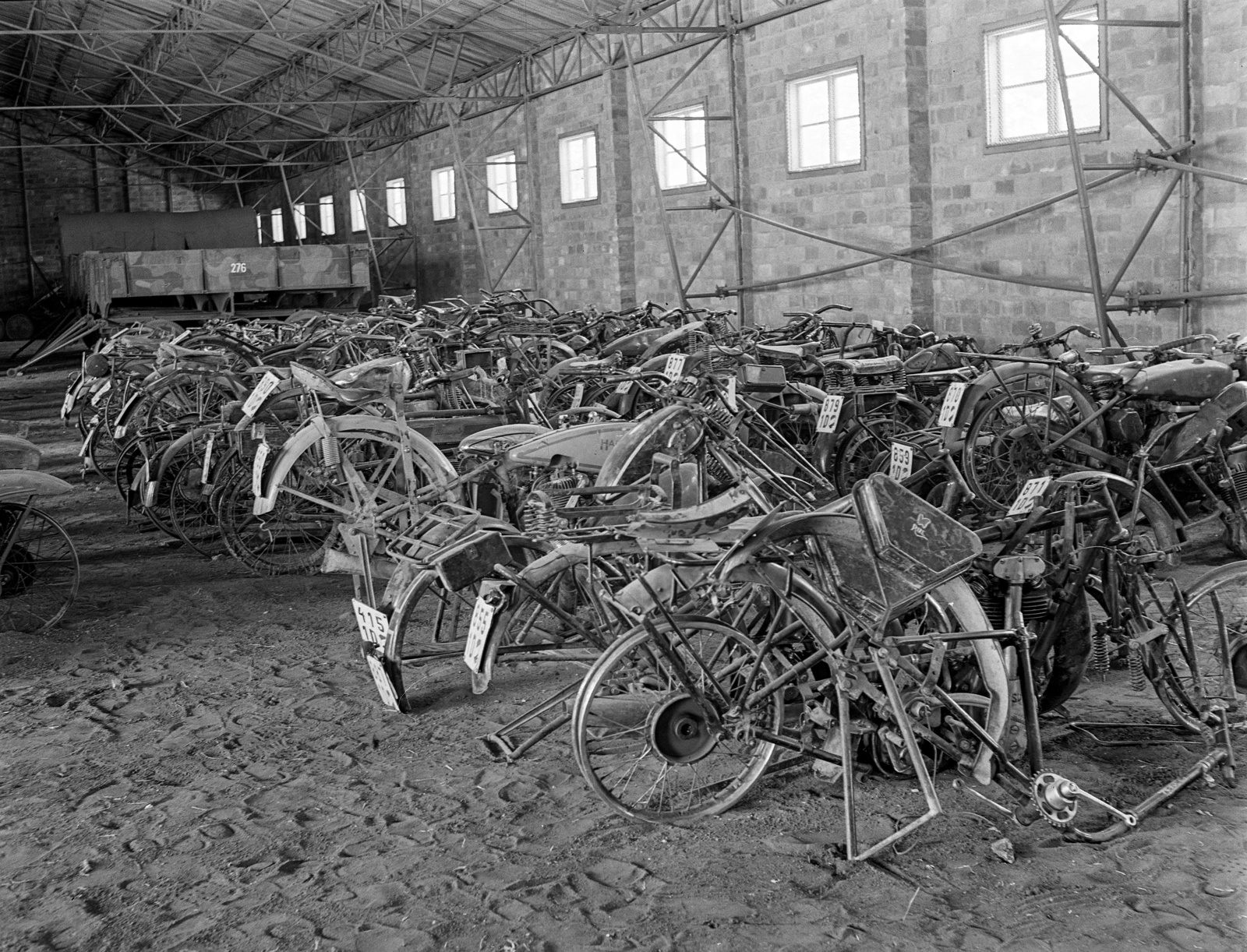 Hungary, Budapest XVI., Mátyásföld, Újszász utca 41-43. (Keresztúri út 1-3.), Magyar Királyi Honvéd gépkocsiszertár, leselejtezett motorkerékpárok., 1943, Lissák Tivadar, motorcycle, military, wreck, trailer, number plate, Budapest, Fortepan #72448