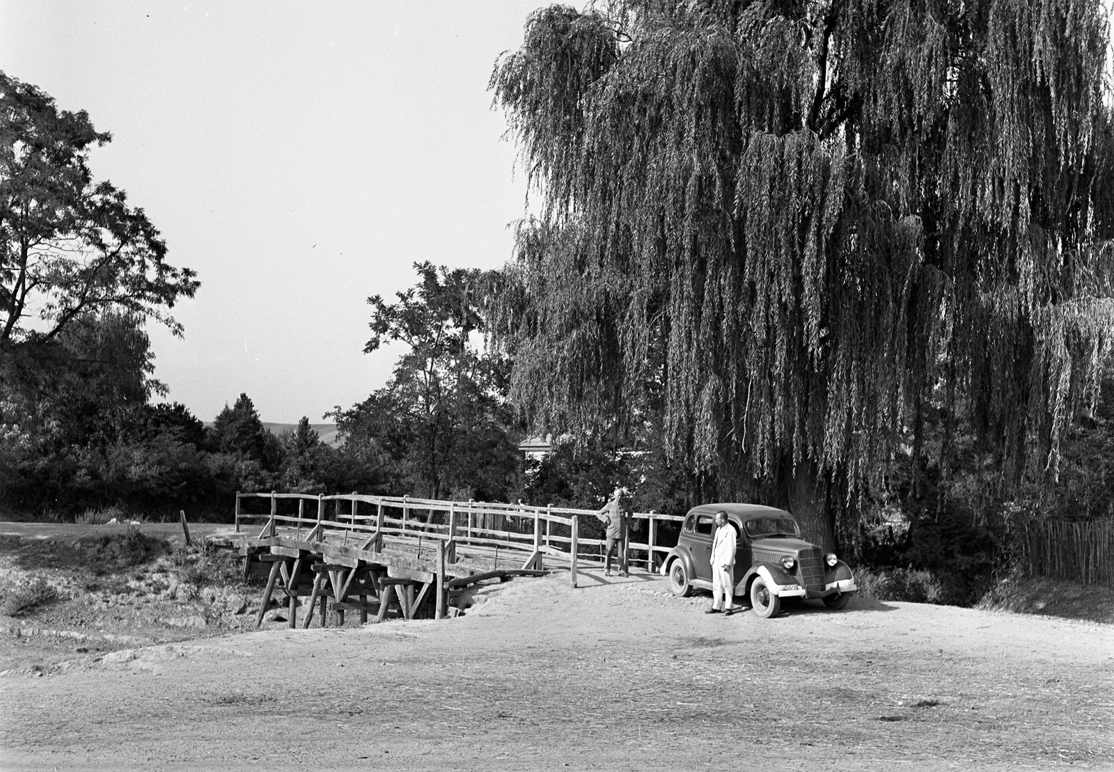 Hungary, Ford V8 Modell 48, 1935-ös kiadású személygépkocsi., 1943, Lissák Tivadar, bridge, american brand, Ford-brand, wooden bridge, automobile, Fortepan #72467