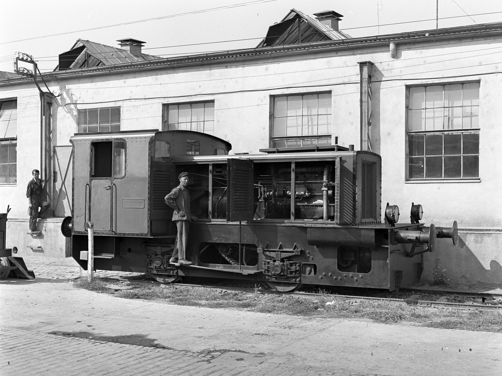 Hungary, Budapest XVI., Mátyásföld, Újszász utca 41-43. (Keresztúri út 1-3.), Magyar Királyi Honvéd gépkocsiszertár, Henschel dízel-elektromos üzemű mozdony., 1943, Lissák Tivadar, Gerrman brand, military, soldier, diesel locomotive, Budapest, Fortepan #72473