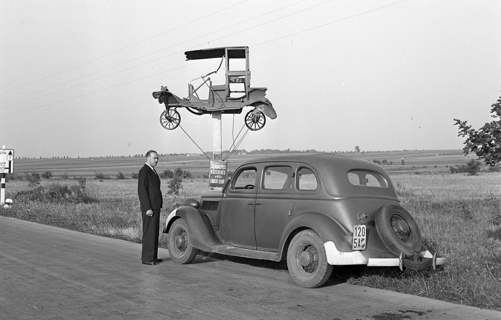Hungary, Balatoni műút Lepsénynél, autósmementó, előtte egy Ford V8 Modell 48, 1935-ös kiadású személygépkocsi., 1943, Lissák Tivadar, american brand, road signs, Ford-brand, wreck, automobile, number plate, board, spare wheel, Fortepan #72484