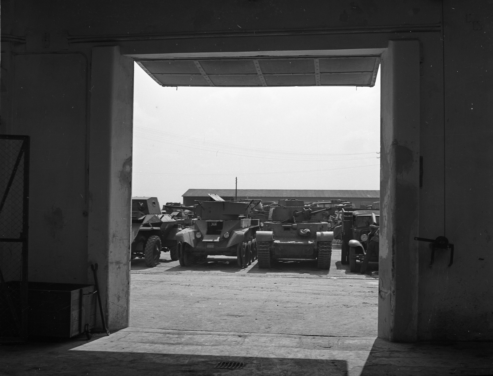 Hungary, Budapest XVI., Mátyásföld, Újszász utca 41-43. (Keresztúri út 1-3.), Magyar Királyi Honvéd gépkocsiszertár. Balról egy Csaba páncélautó, középen a szovjet BT-7 könnyű harckocsi mellett egy Turán típusú harckocsi., 1943, Lissák Tivadar, Soviet brand, armoured car, Hungarian brand, tank, military, 39M Csaba, Budapest, Weiss Manfréd-brand, Fortepan #72493
