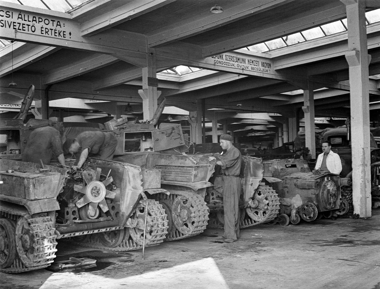 Hungary, Budapest XVI., Mátyásföld, Újszász utca 41-43. (Keresztúri út 1-3.), Magyar Királyi Honvéd gépkocsiszertár, javító műhely., 1943, Lissák Tivadar, label, Hungarian brand, tank, military, Fiat-brand, Italian brand, szervíz, workshop, Ansaldo-brand, insignia, track, engine, Budapest, skylight, Fortepan #72518