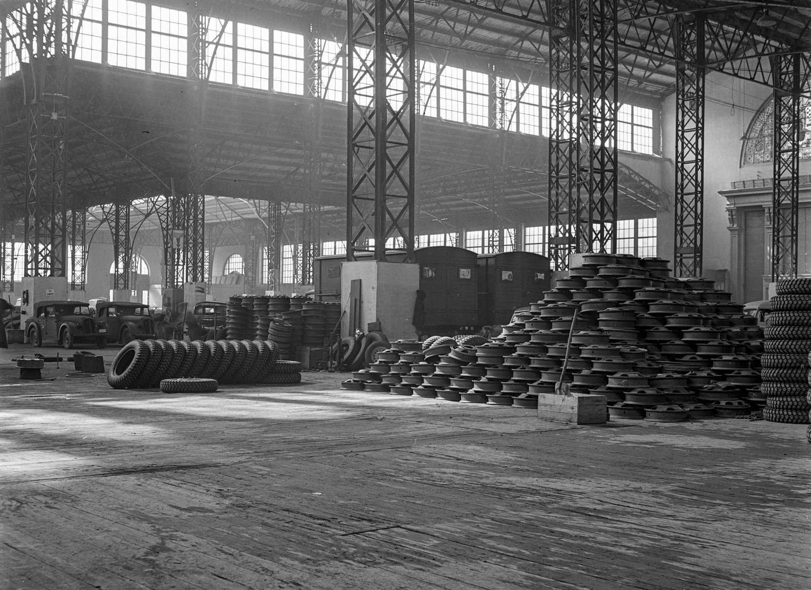 Hungary, Budapest XIV., a hadianyagraktárnak használt Iparcsarnok., 1943, Lissák Tivadar, military, Skoda-brand, Czech brand, automobile, tire, industrial building, Budapest, Fortepan #72523