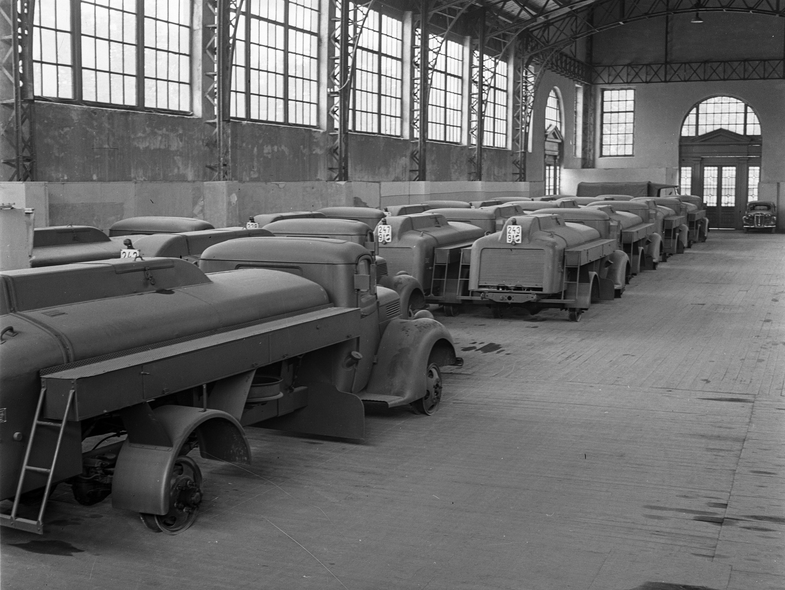 Hungary, Budapest XIV., a hadianyagraktárnak használt Iparcsarnok., 1943, Lissák Tivadar, commercial vehicle, military, Ford-brand, license, number plate, tanker, military number plate, Budapest, Fortepan #72525