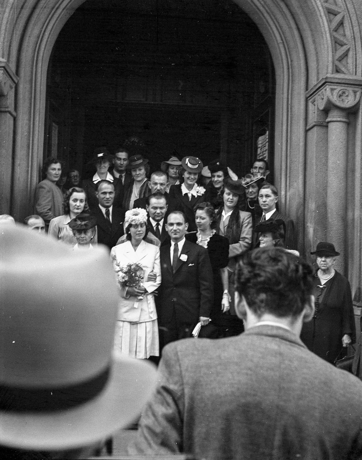 Hungary, Budapest I., Fő utca, Kapucinus templom., 1943, Lissák Tivadar, wedding ceremony, tableau, bouquet, Budapest, Fortepan #72535