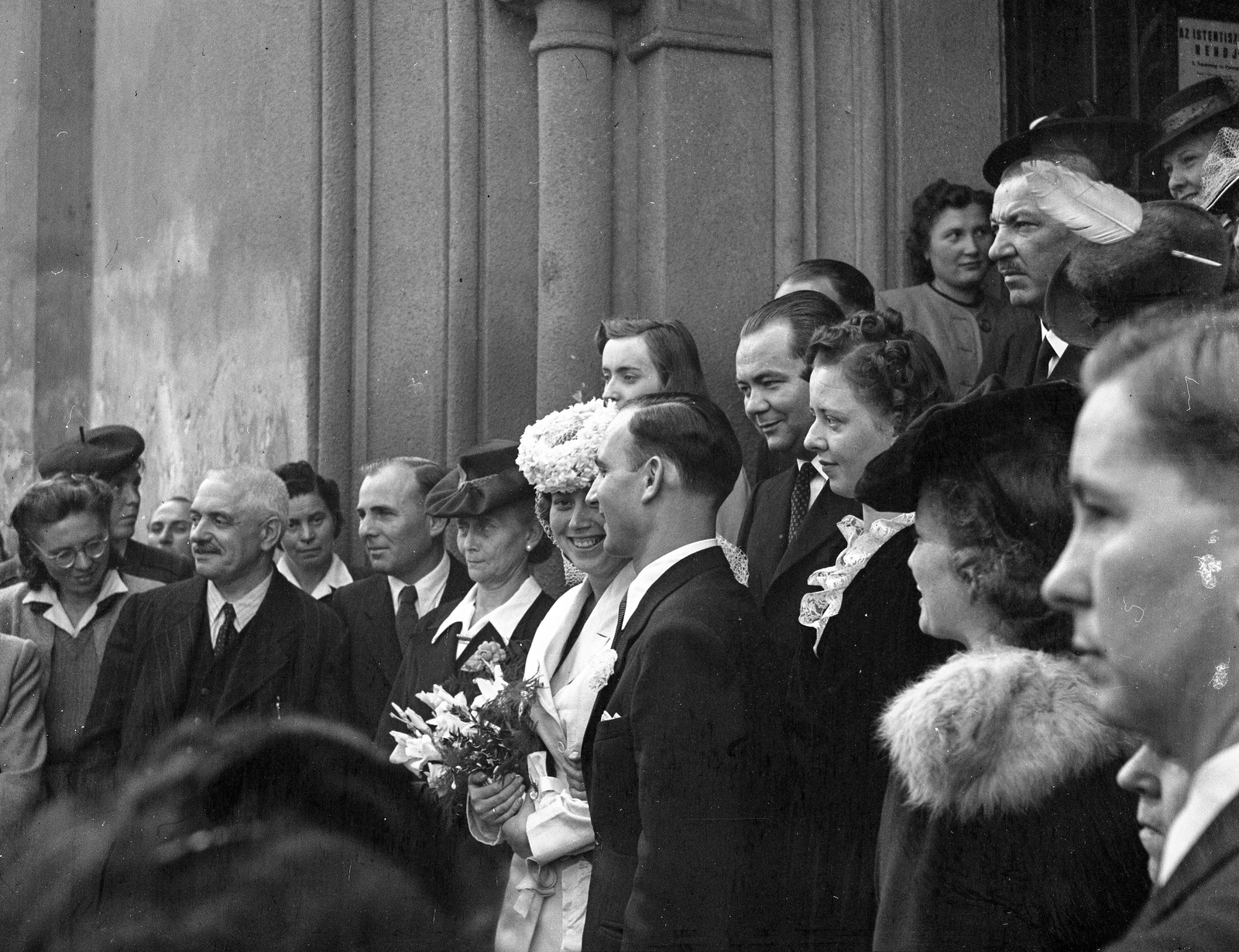 Hungary, Budapest I., Fő utca, Kapucinus templom., 1943, Lissák Tivadar, wedding ceremony, bouquet, Budapest, Fortepan #72536