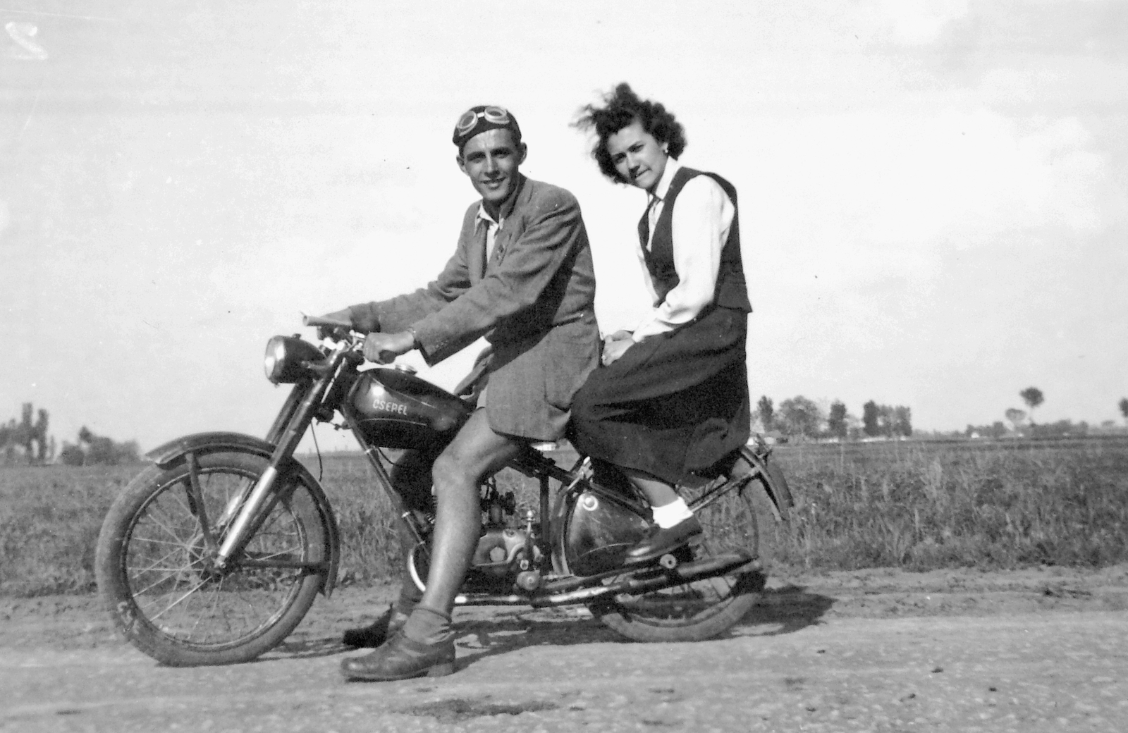 Csepel 125 típusú motorkerékpár., 1951, Fortepan, vehicle, motorcycle, Hungarian brand, chauffeur, Csepel-brand, field, Fortepan #7255
