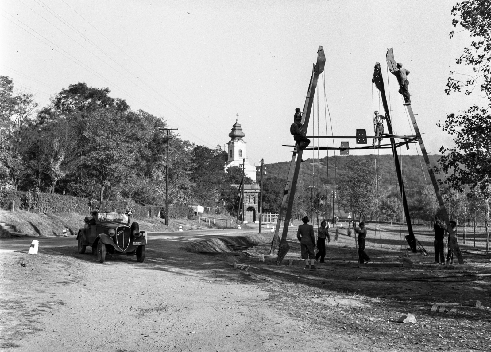 Hungary, Máriabesnyő, Gödöllő, háttérben a kegytemplom., 1943, Lissák Tivadar, church, construction, street view, Fiat-brand, Italian brand, automobile, pillar, sekler gate, Fortepan #72551