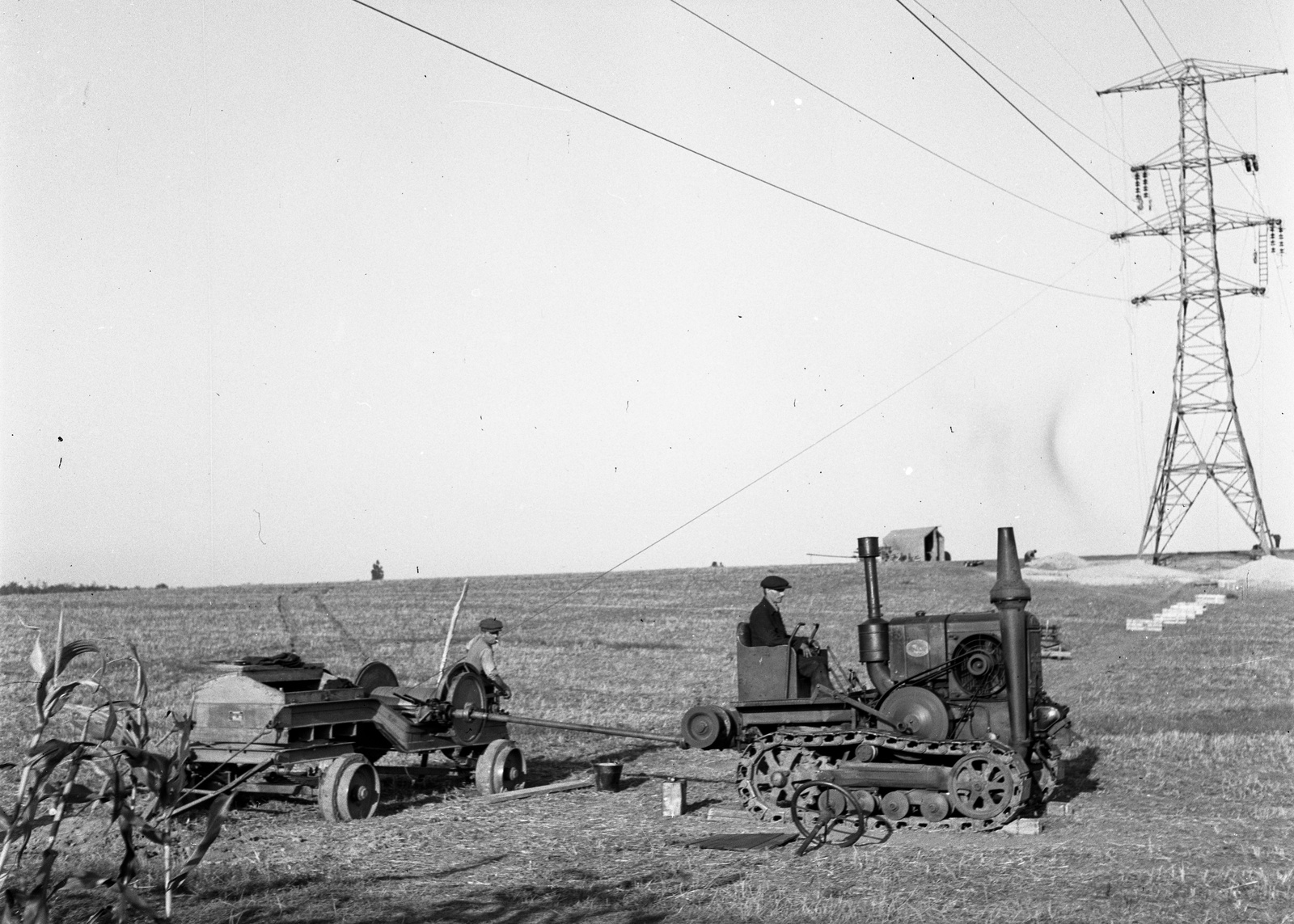 Hungary, Máriabesnyő, Gödöllő, távvezeték vezetősodronyának kihúzása csörlő segítségével, a település határában., 1943, Lissák Tivadar, tractor, winch, track, tow truck, power line, Fortepan #72552