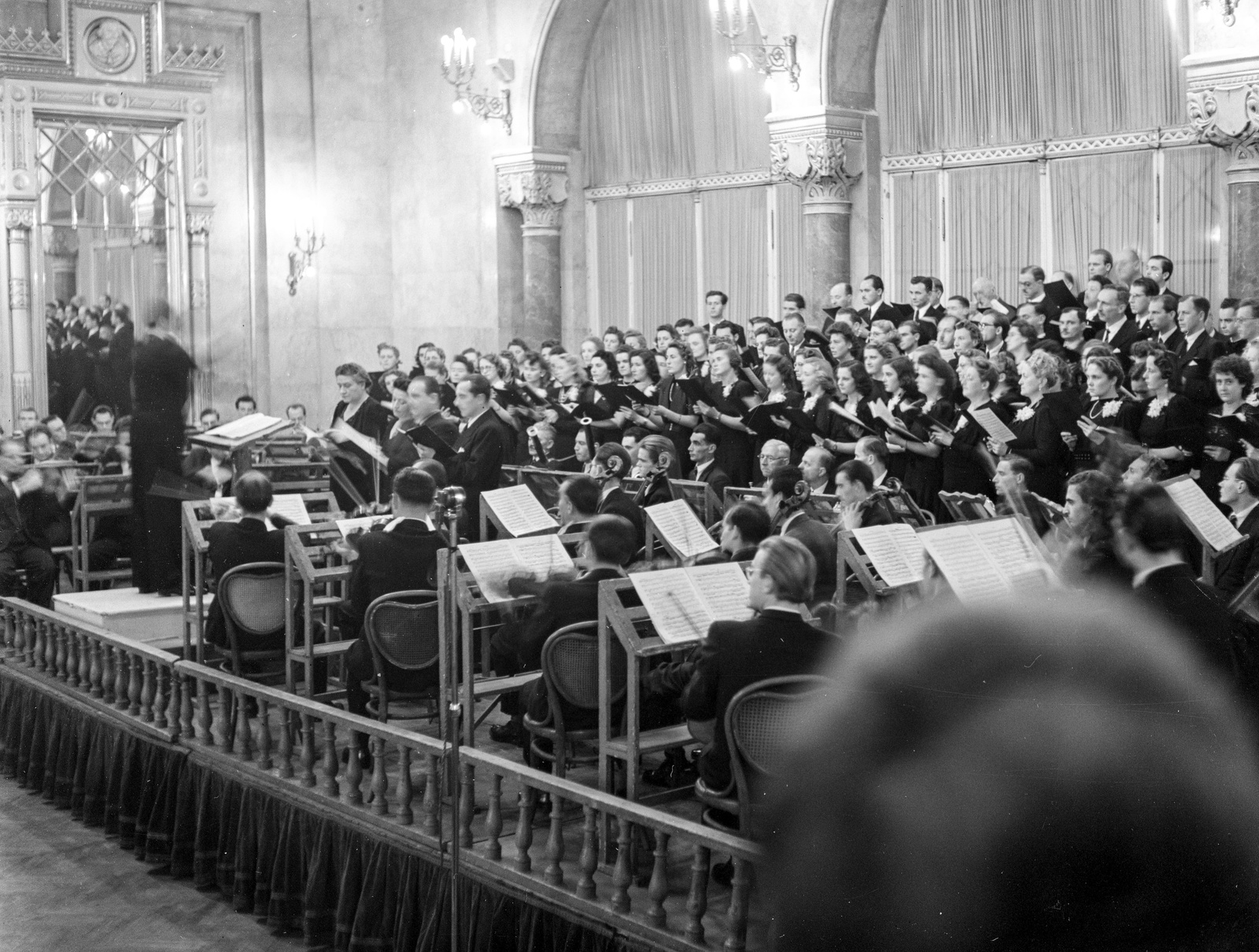 Hungary, Budapest V., Vigadó, a Székesfővárosi Zenekar és a Budapesti Kórus hangversenye, a karnagy Bárdos Lajos., 1943, Lissák Tivadar, musical instrument, band, choir, sheet music, music-stand, conductor, Budapest, auditorium, Fortepan #72559