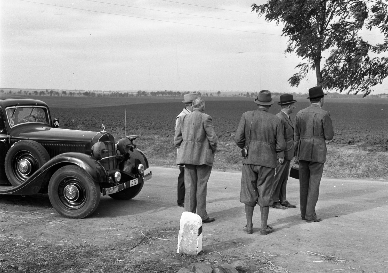 1943, Lissák Tivadar, hat, German brand, men, Mercedes-brand, breech, automobile, Mercedes-Benz 170V, spare wheel, Fortepan #72563