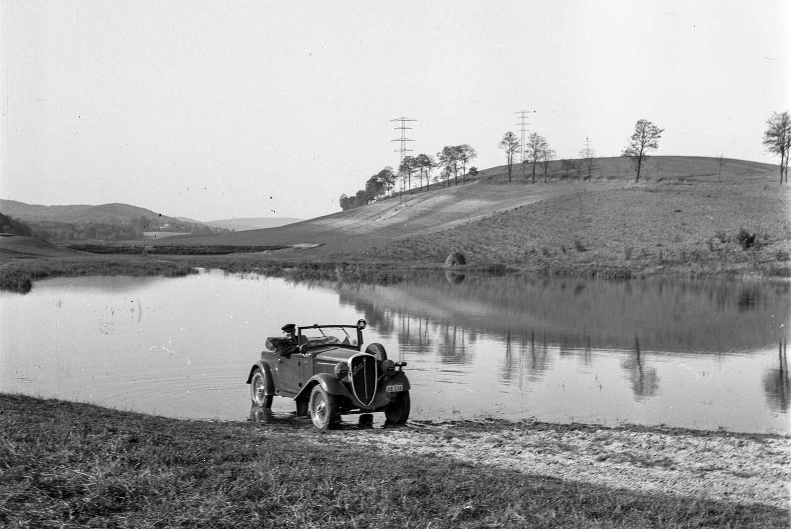 Magyarország, Domony, Domonyvölgy., 1943, Lissák Tivadar, tó, Fiat-márka, olasz gyártmány, sofőr, látkép, automobil, Fiat 508 Balilla, távvezeték, Fortepan #72566