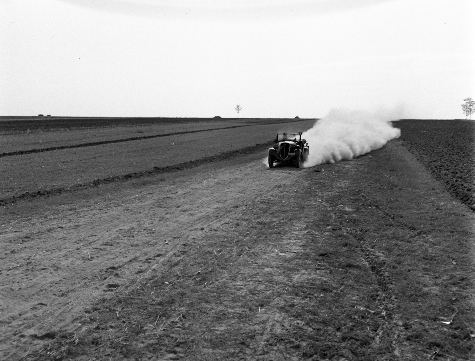 Hungary, Domony, a község külterülete., 1943, Lissák Tivadar, Fiat-brand, Italian brand, field, automobile, dust, Fortepan #72571