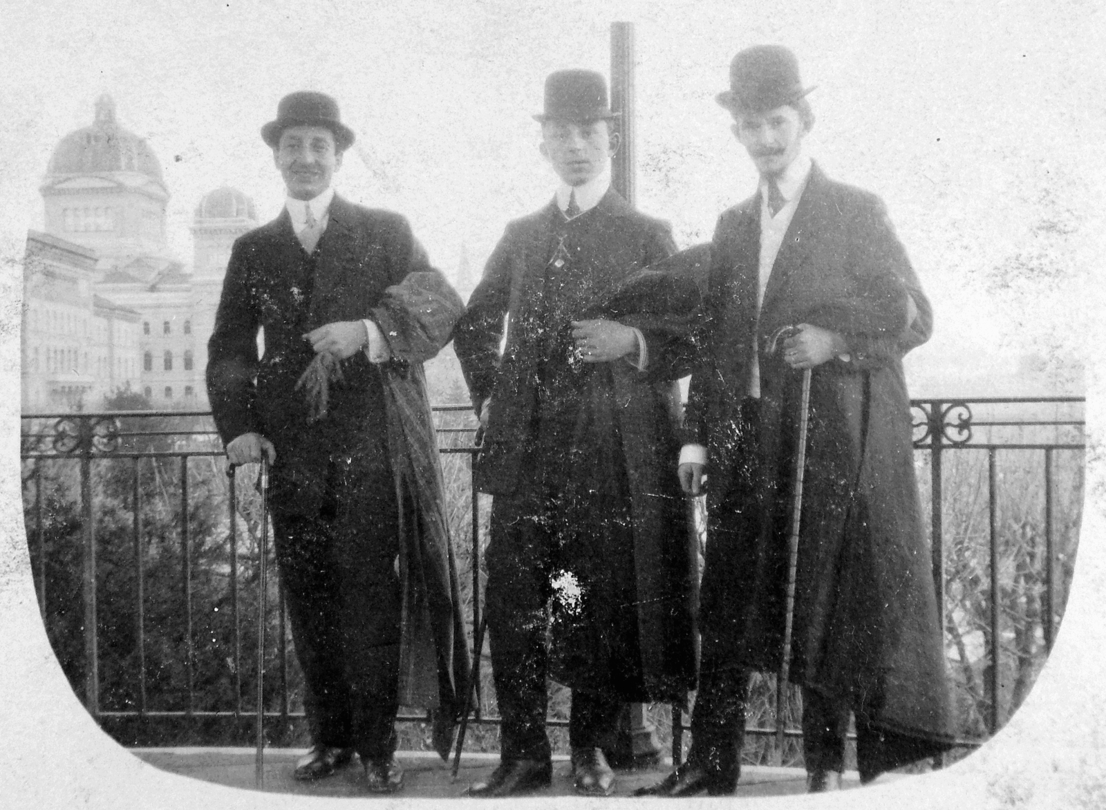 Svájc, Bern, Kirchenfeldbrücke, háttérben a szövetségi parlament., 1912, Fortepan, kalap, sétabot, hárman, kabát a karon, Fortepan #7258