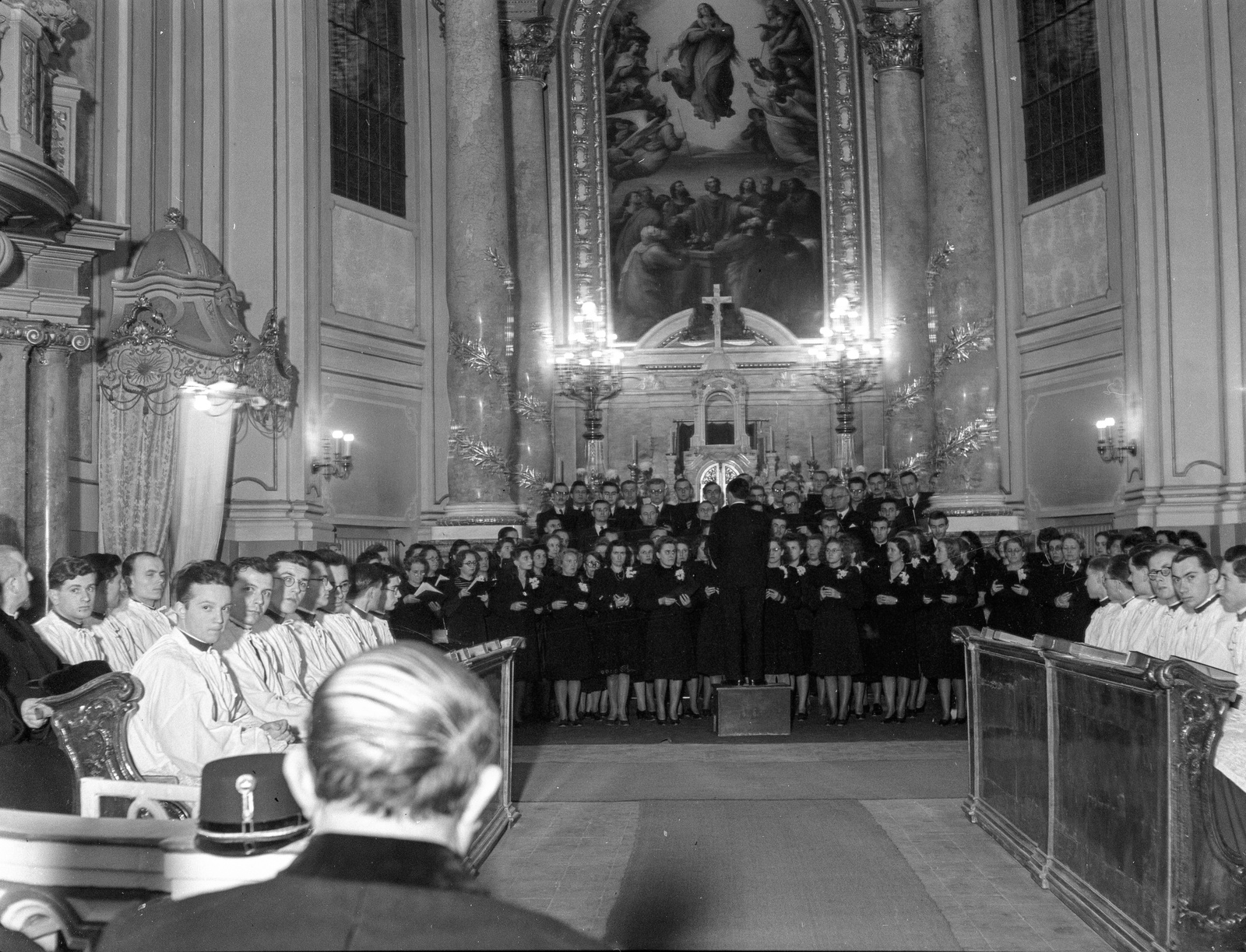 Hungary, Kalocsa, Nagyboldogasszony Főszékesegyház, a Budapesti Kórus hangversenye, a karnagy Bárdos Lajos., 1943, Lissák Tivadar, choir, altar, church interior, conductor, Fortepan #72602