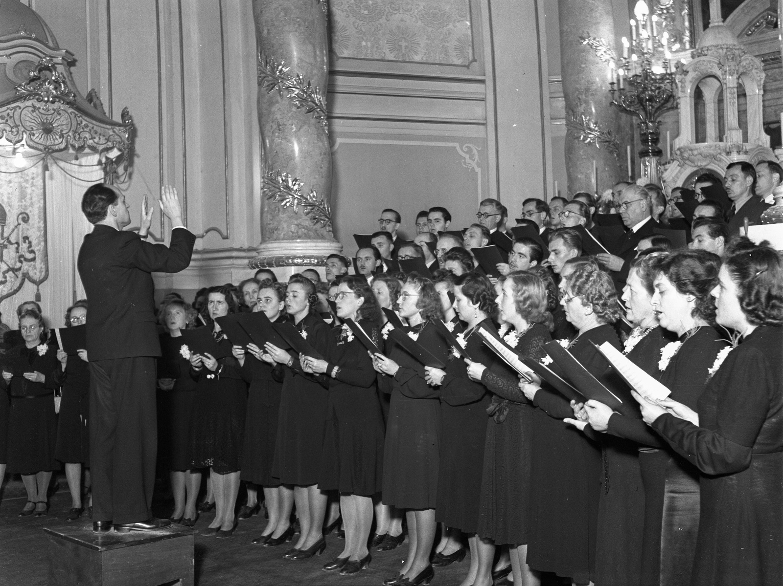 Hungary, Kalocsa, Nagyboldogasszony Főszékesegyház, a Budapesti Kórus hangversenye, a karnagy Bárdos Lajos., 1943, Lissák Tivadar, choir, church interior, conductor, Fortepan #72605