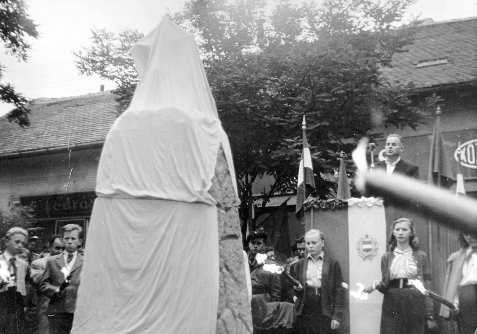 1958, Fortepan, zászló, cégtábla, szobor, avatás, munkásőr, mikrofon, címer, szónok, ünnep, fáklya, élelmiszerbolt, gyerek, Fortepan #7261