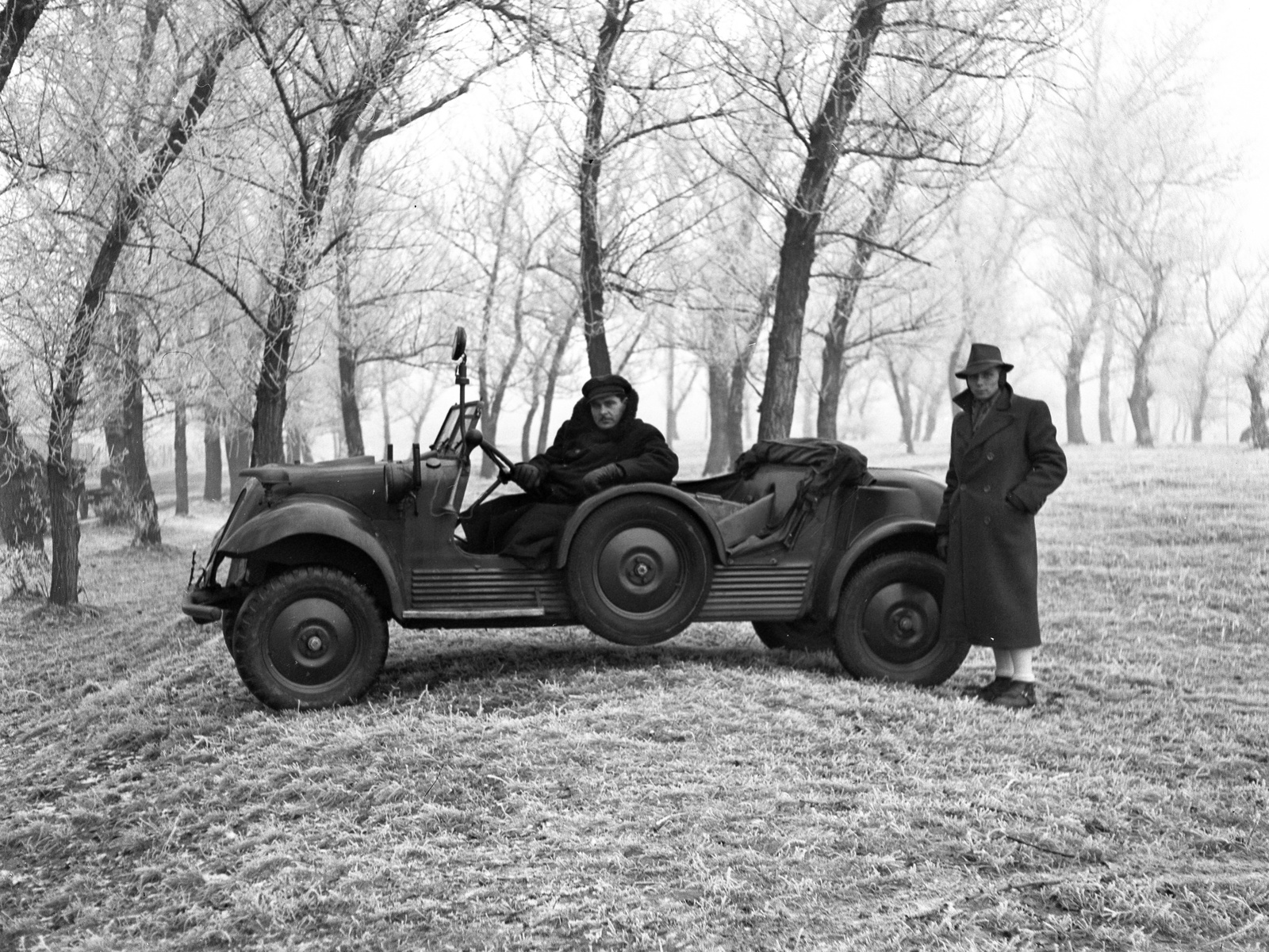 Hungary, Máriabesnyő, Gödöllő, balra a kegyhely kerítése, Tempo G 1200 típusú személygépkocsi., 1943, Lissák Tivadar, Hungarian brand, license, automobile, spare wheel, Vehiculum-brand, Fortepan #72611
