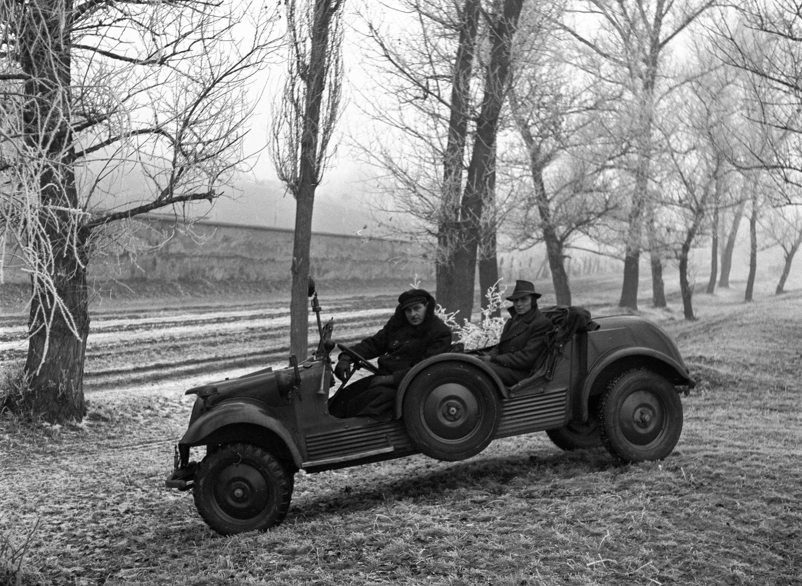 Magyarország, Máriabesnyő, Gödöllő, a kegyhely kerítése előtt egy Tempo G 1200 típusú személygépkocsi., 1943, Lissák Tivadar, magyar gyártmány, licenc, automobil, pótkerék, Tempo G 1200, Vehiculum-márka, Fortepan #72612