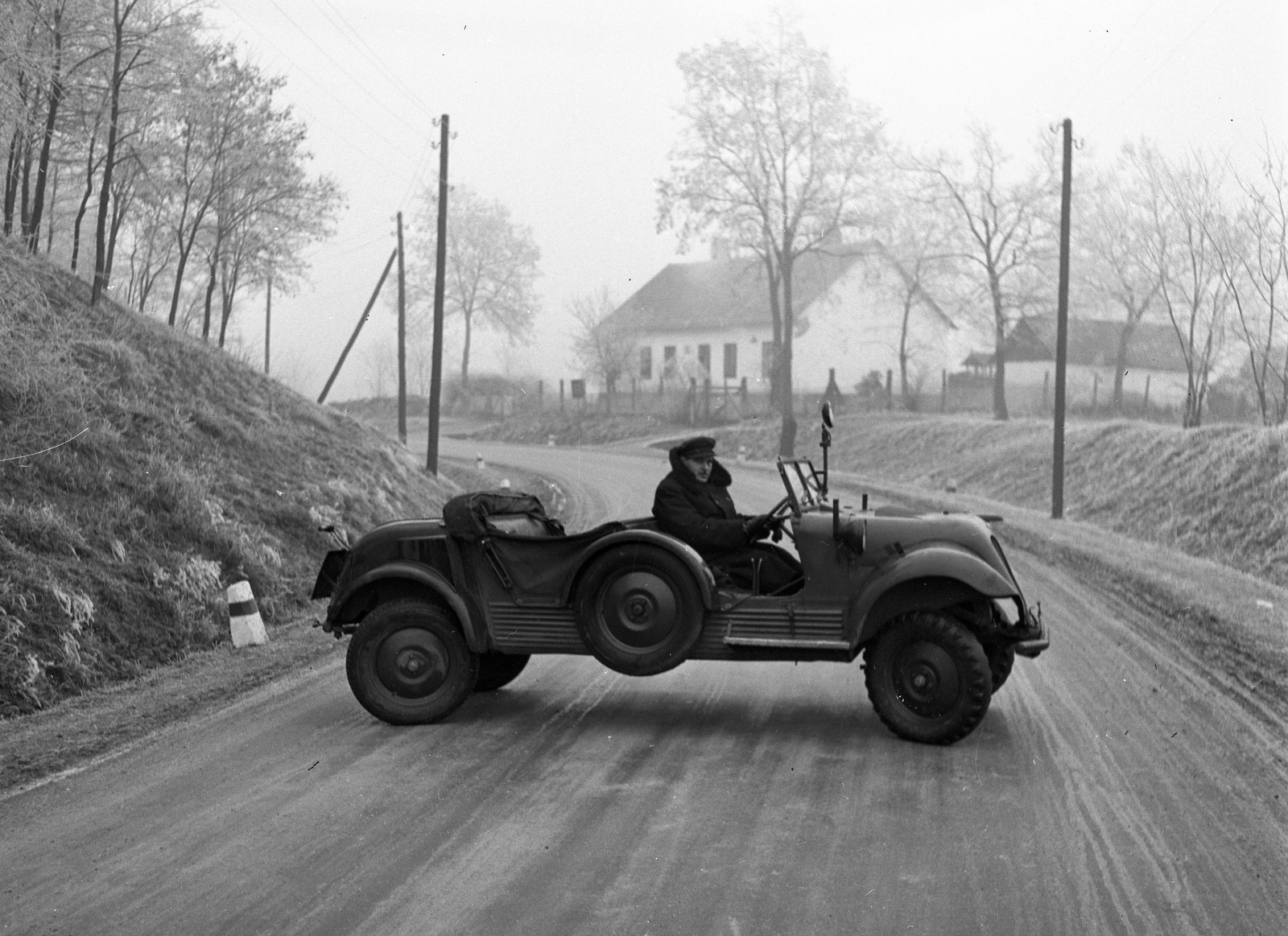 Hungary, Máriabesnyő, Gödöllő, 3-as főút, Tempo G 1200 típusú személygépkocsi., 1943, Lissák Tivadar, Hungarian brand, license, automobile, spare wheel, Vehiculum-brand, Fortepan #72614