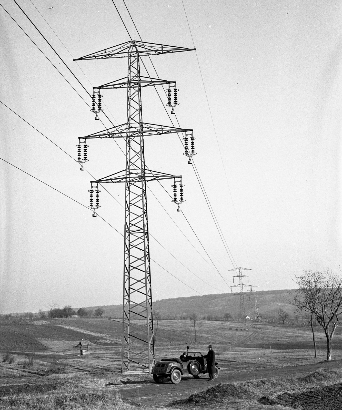 Hungary, Gödöllő, Marika telep, a Tempo G 1200 típusú személygépkocsi a Valkói úton áll. A mai Borbolya utcából a Kikerics utca felé nézve., 1943, Lissák Tivadar, Hungarian brand, license, automobile, spare wheel, Vehiculum-brand, power line, Fortepan #72622