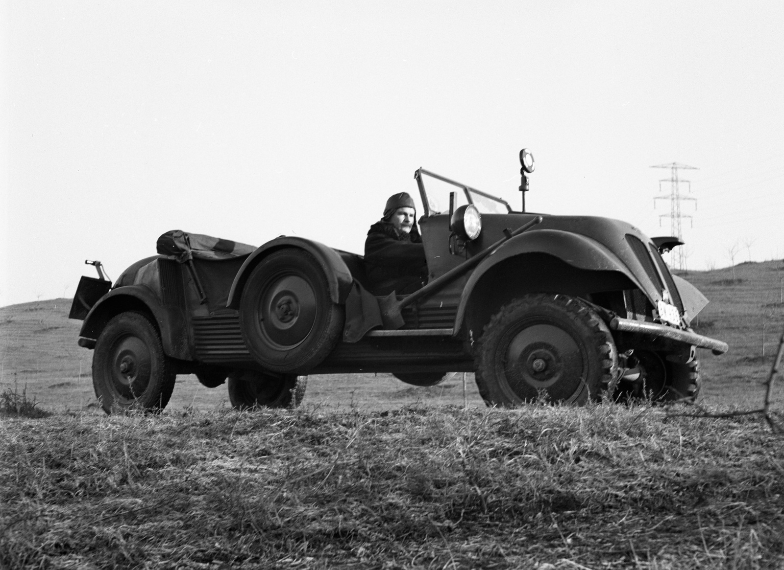 Magyarország, Tempo G 1200 típusú személygépkocsi., 1943, Lissák Tivadar, magyar gyártmány, licenc, automobil, ásó, pótkerék, Tempo G 1200, Vehiculum-márka, Fortepan #72628