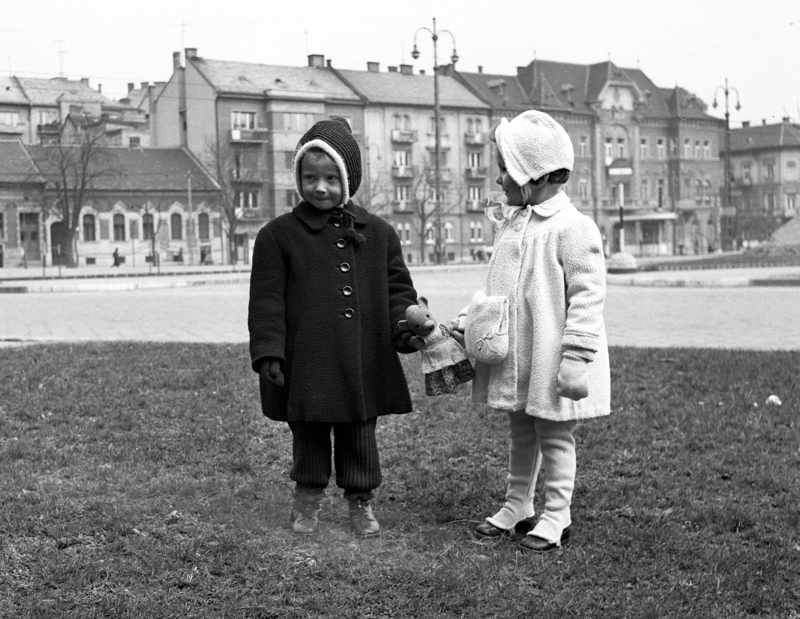 Magyarország, Budapest II., Széll Kálmán tér, a felvétel a Krisztina körút közelében készült., 1944, Lissák Tivadar, utcakép, gyerekek, lámpaoszlop, játékmackó, lány, kettős portré, Budapest, Fortepan #72665