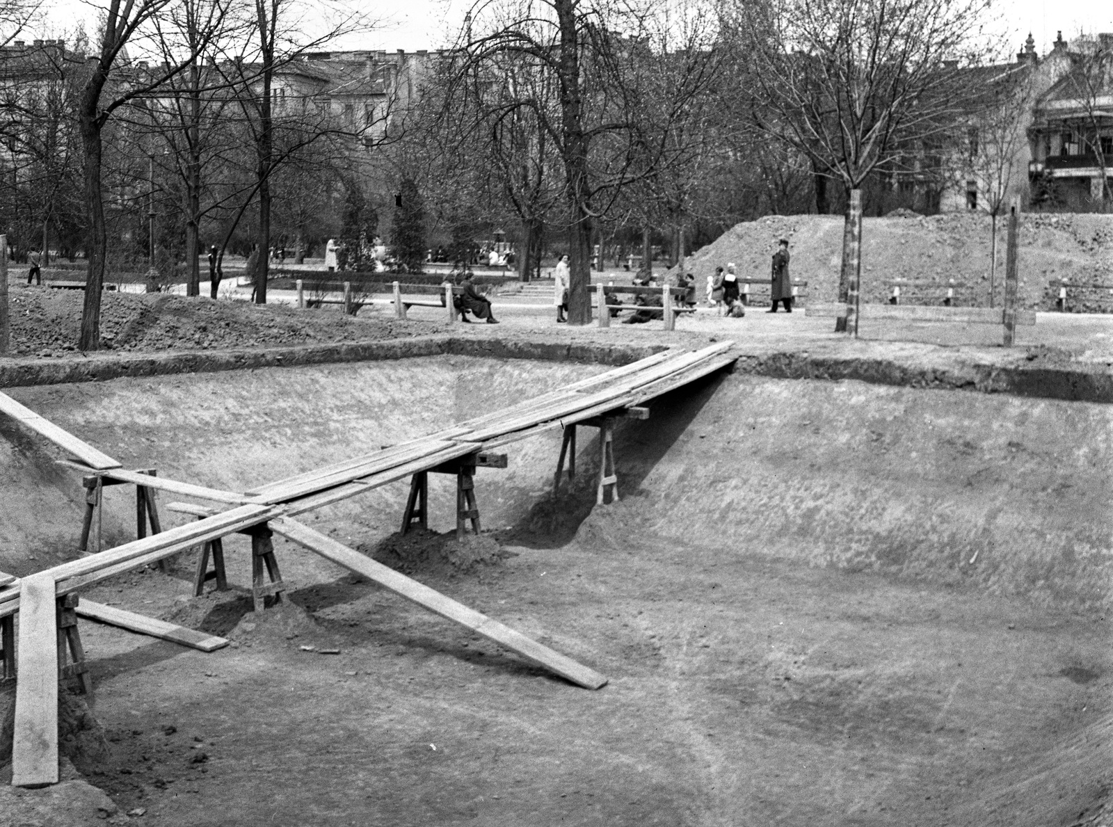 Magyarország, Városmajor, Budapest XII., légoltalmi tüzivíz medence a parkban, háttérben az Ignotus (Klára) utca házai., 1944, Lissák Tivadar, fa, palló, tüzivíztározó, Budapest, Fortepan #72680