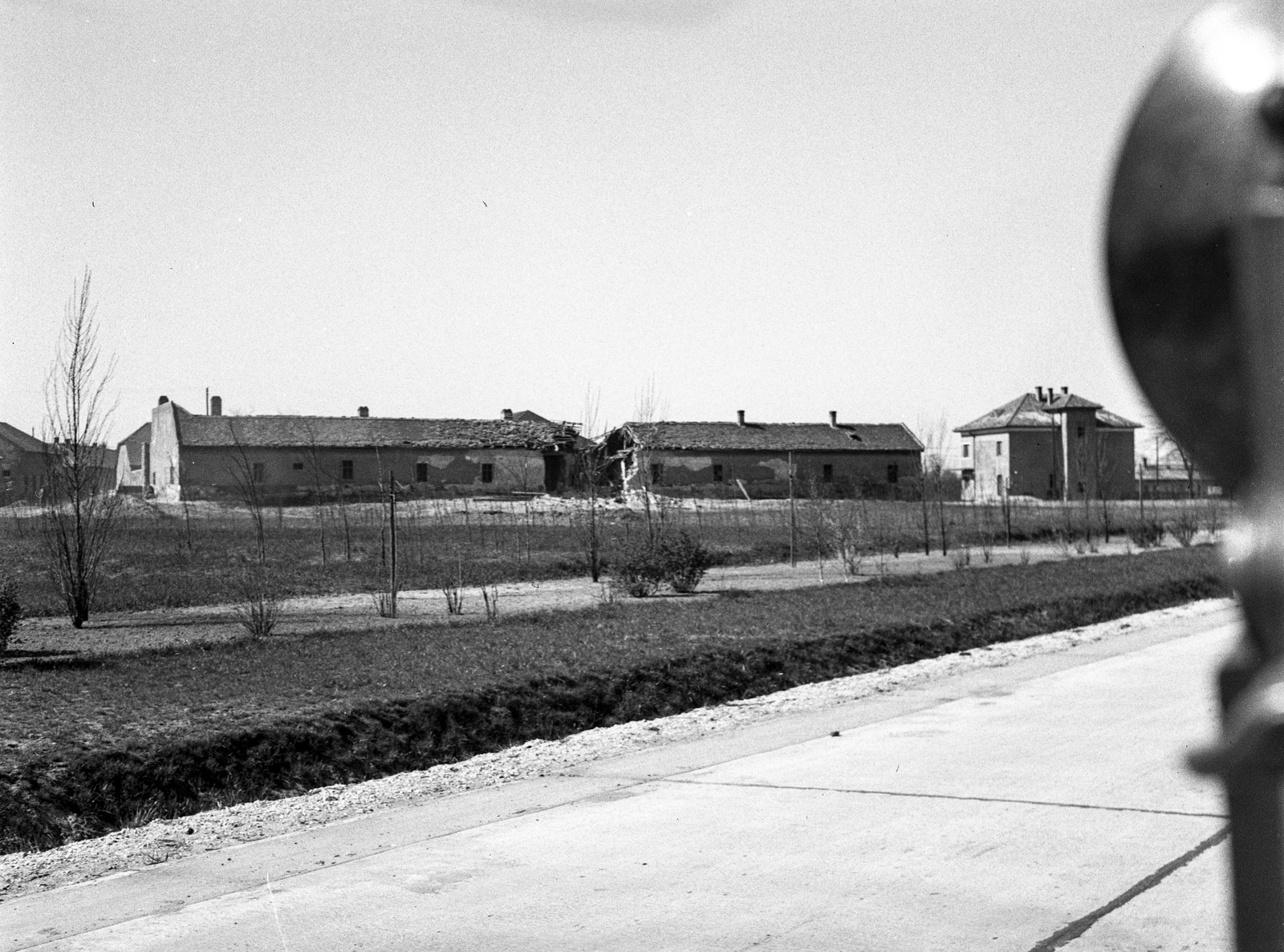 Magyarország, Budapest XIX., a Ferihegyi repülőtérre vezető út az Üllői út felé nézve. Bal oldalon Kispest szélső házai, középen a Határ csárda két melléképülete, jobb oldalon a vámház., 1944, Lissák Tivadar, háborús kár, Budapest, Fortepan #72687