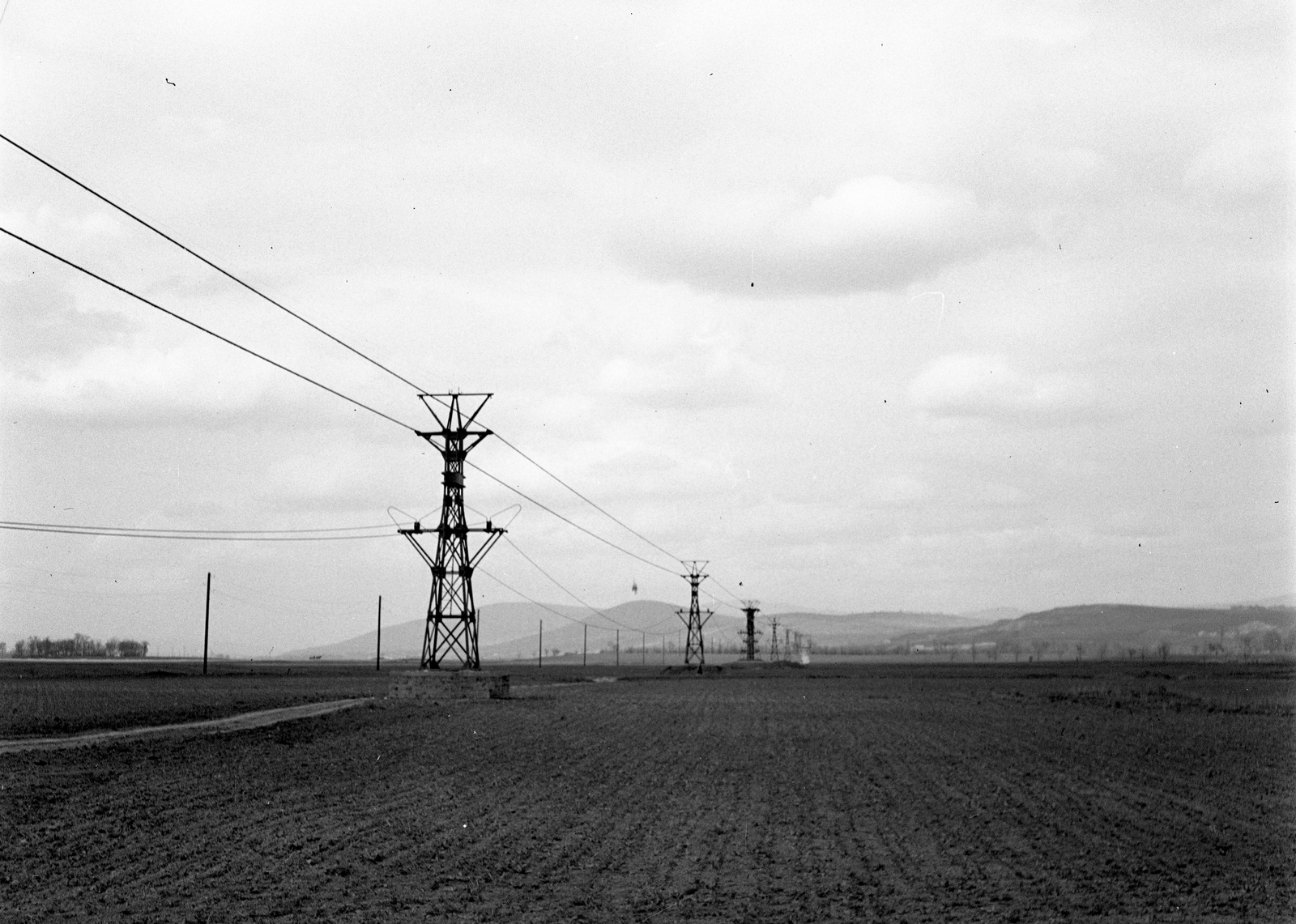 Magyarország, Lőrinci, a petőfibányai drótkötélpálya., 1944, Lissák Tivadar, távvezeték, Fortepan #72689