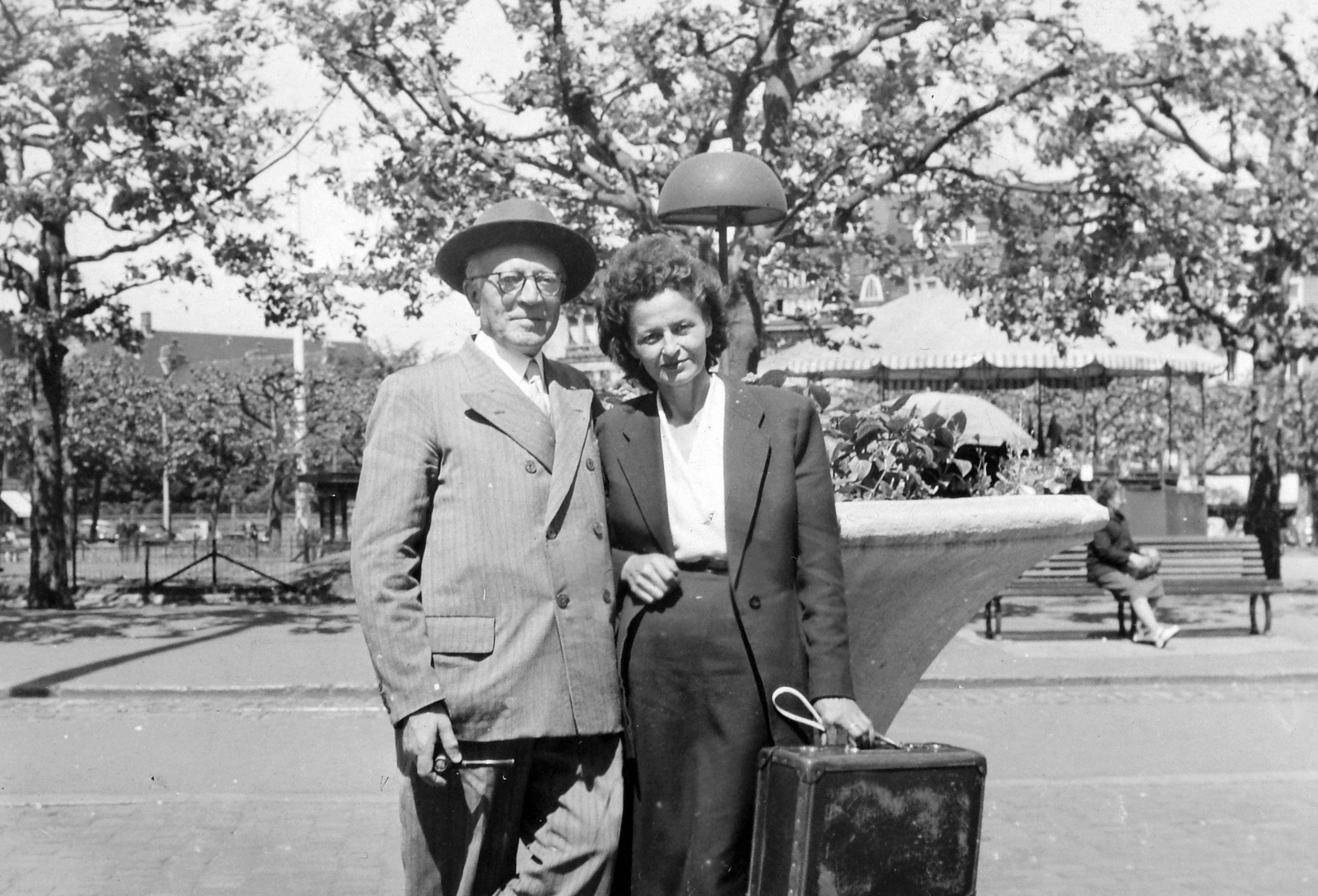 1953, Fortepan, street furniture, couple, suitcase, pipe, summer, travelling, man, woman, double portrait, double-breasted coat, Fortepan #7269