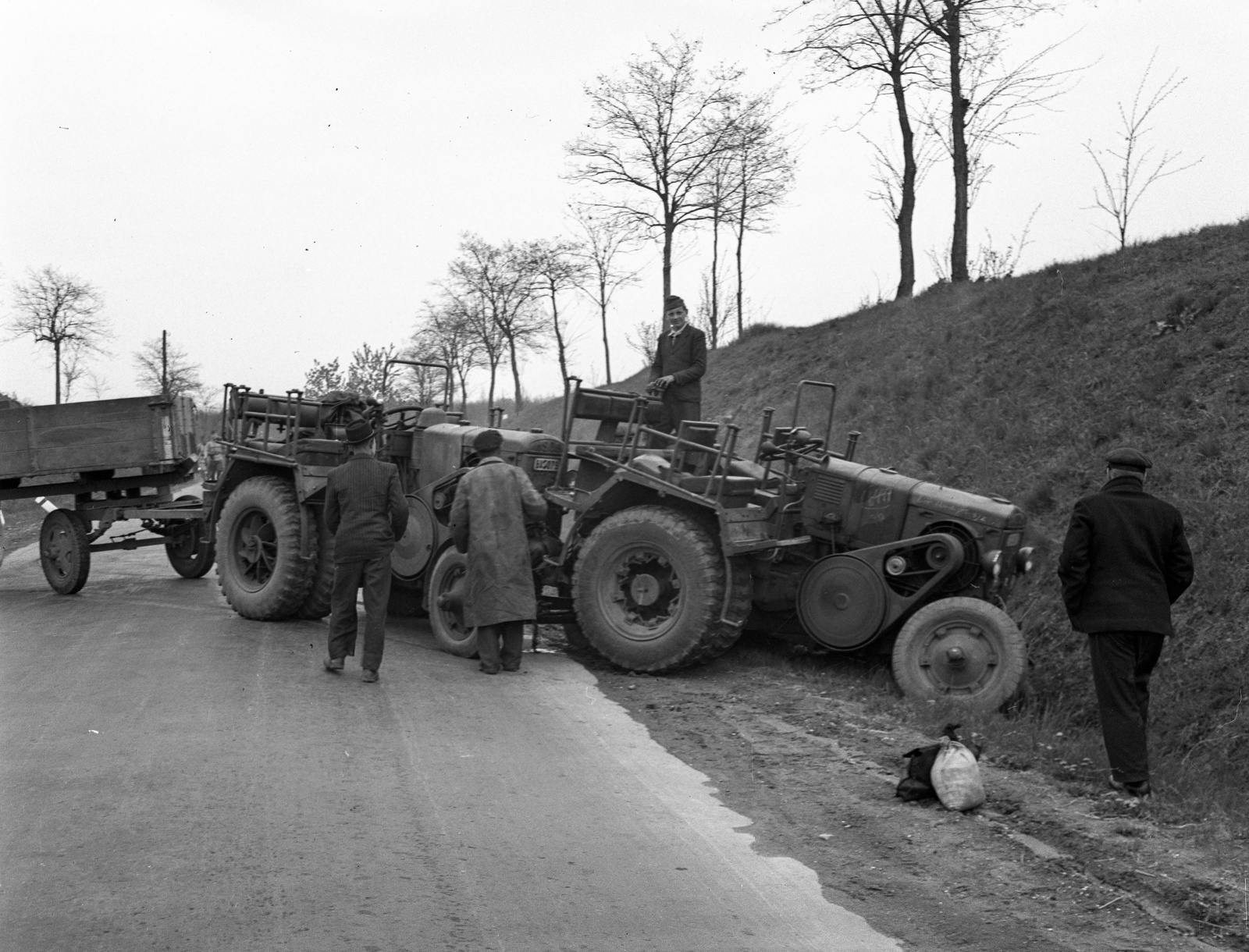 1944, Lissák Tivadar, Hungarian brand, tractor, wreck, H.S.C.S-brand, Fortepan #72704
