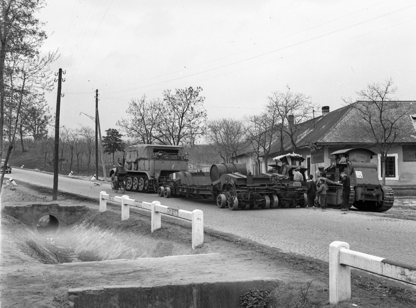 Hungary, Kerepes, Szabadság út (a 3-as főút városi szakasza) a Madarász János utca torkolatánál, 1944, Lissák Tivadar, Gerrman brand, military, tractor, Hanomag-brand, combat vehicle, track, tow truck, Special-motorized-vehicle 2, Fortepan #72708