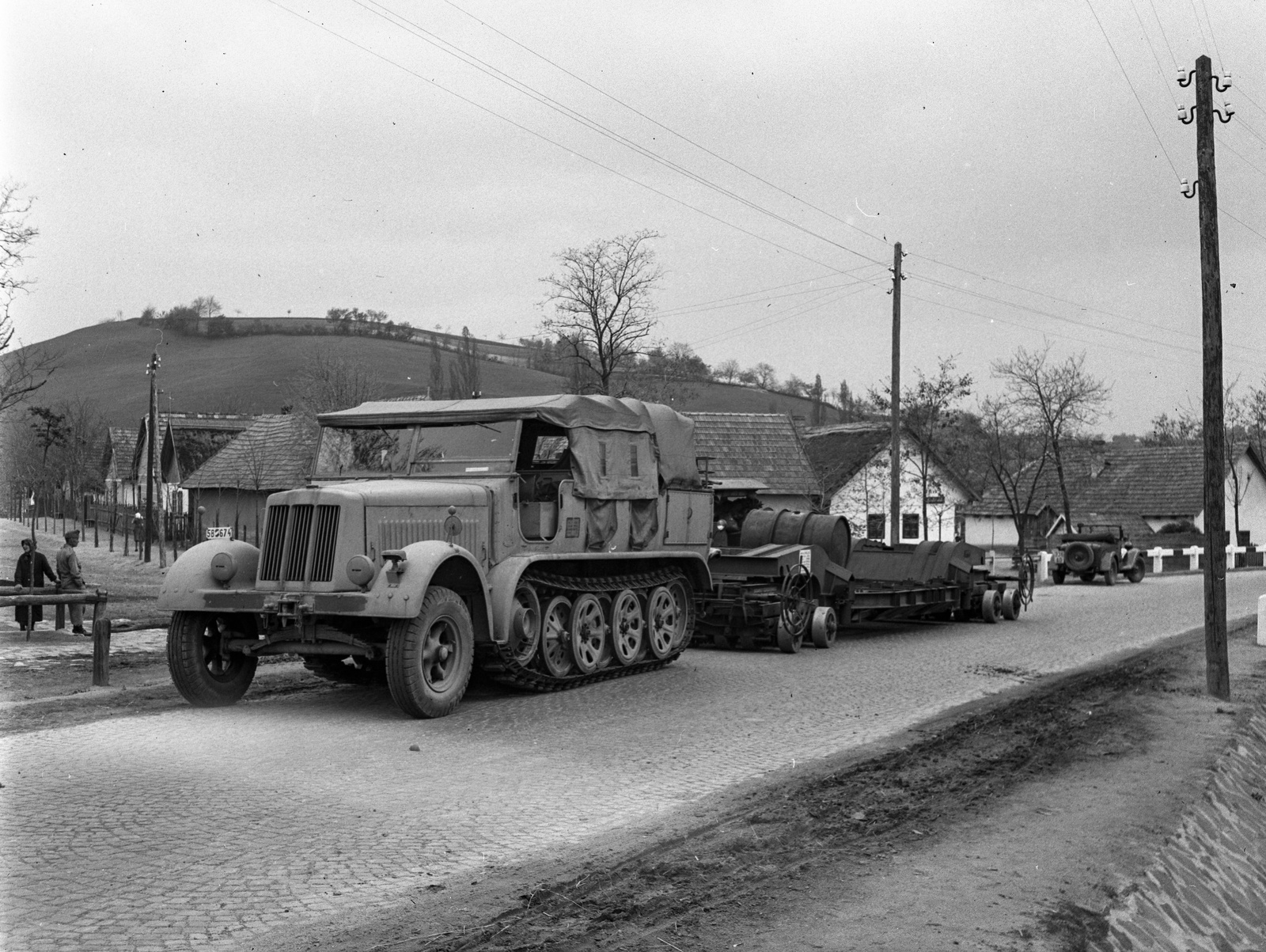 Hungary, Kerepes, Szabadság út (a 3-as főút városi szakasza), balra a Madarász János utca torkolata., 1944, Lissák Tivadar, Gerrman brand, military, automobile, combat vehicle, track, tow truck, Special-motorized-vehicle 2, Fortepan #72709