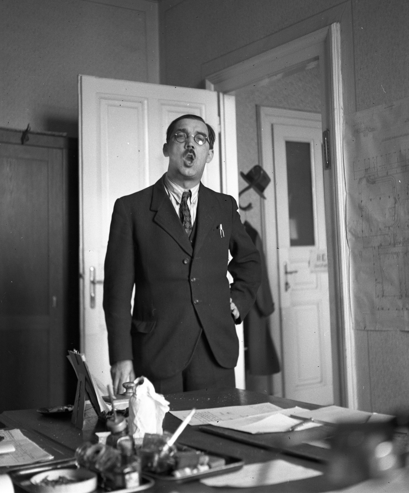 1944, Lissák Tivadar, akimbo, suit, hat, glasses, gentleman, tie, desk, coat-stand, Fortepan #72710