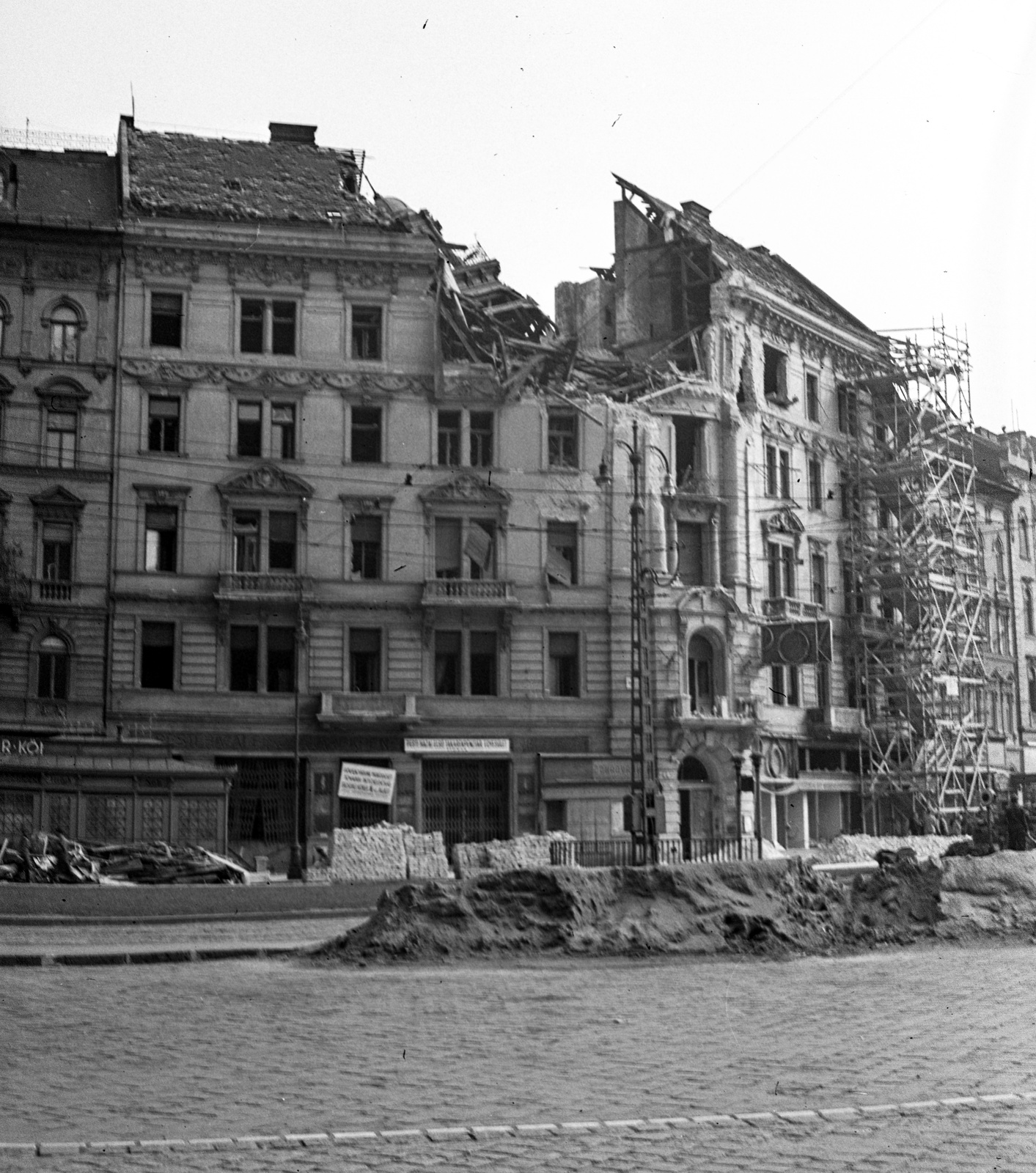Magyarország, Budapest VII., Baross tér, szemben a 20-21. számú ház., 1944, Lissák Tivadar, háborús kár, bombázás, állvány, Budapest, Fortepan #72725