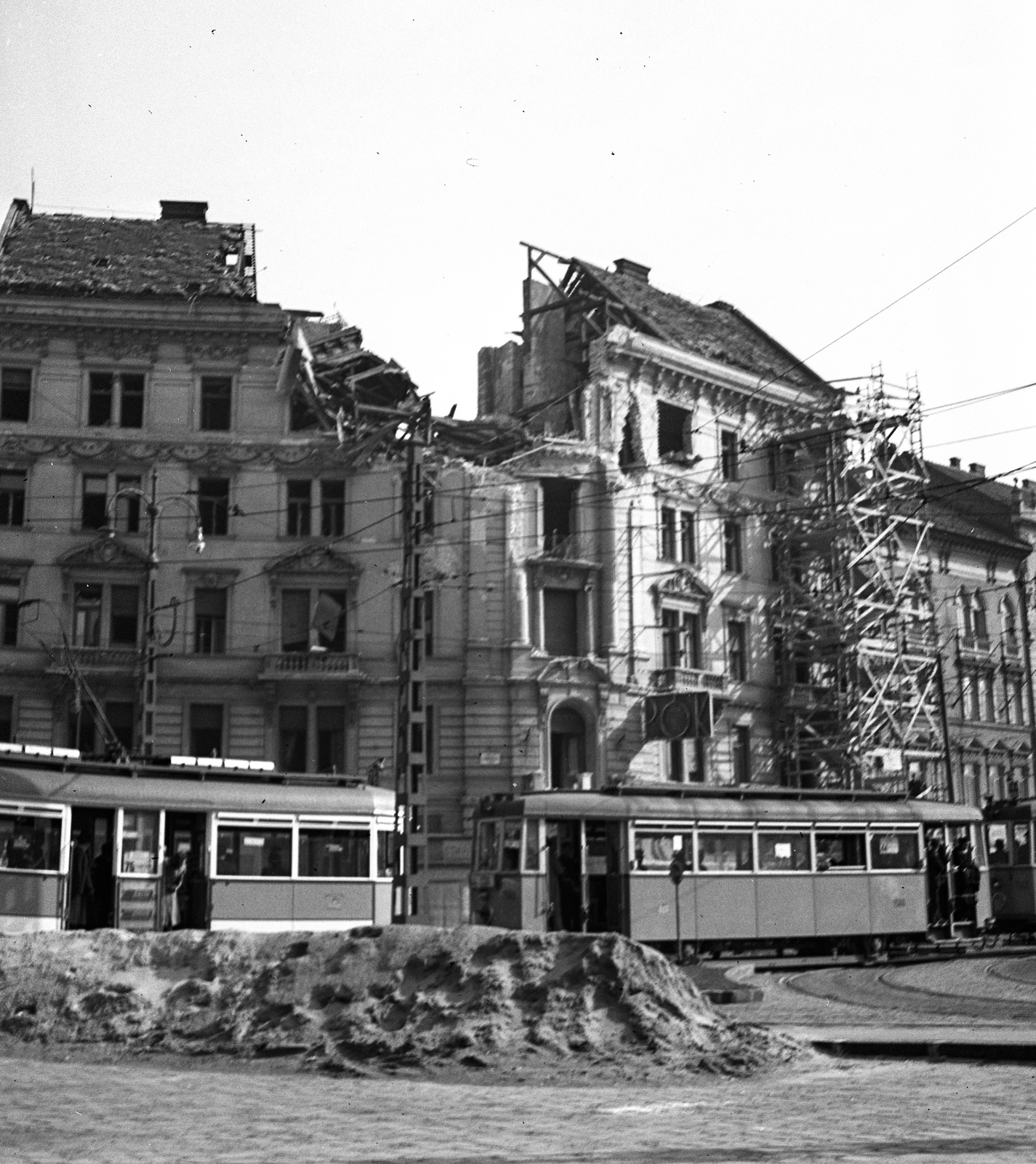 Hungary, Budapest VII., Baross tér, szemben a 20-21. számú ház., 1944, Lissák Tivadar, war damage, bombing, tram, scaffolding, Budapest, Fortepan #72731
