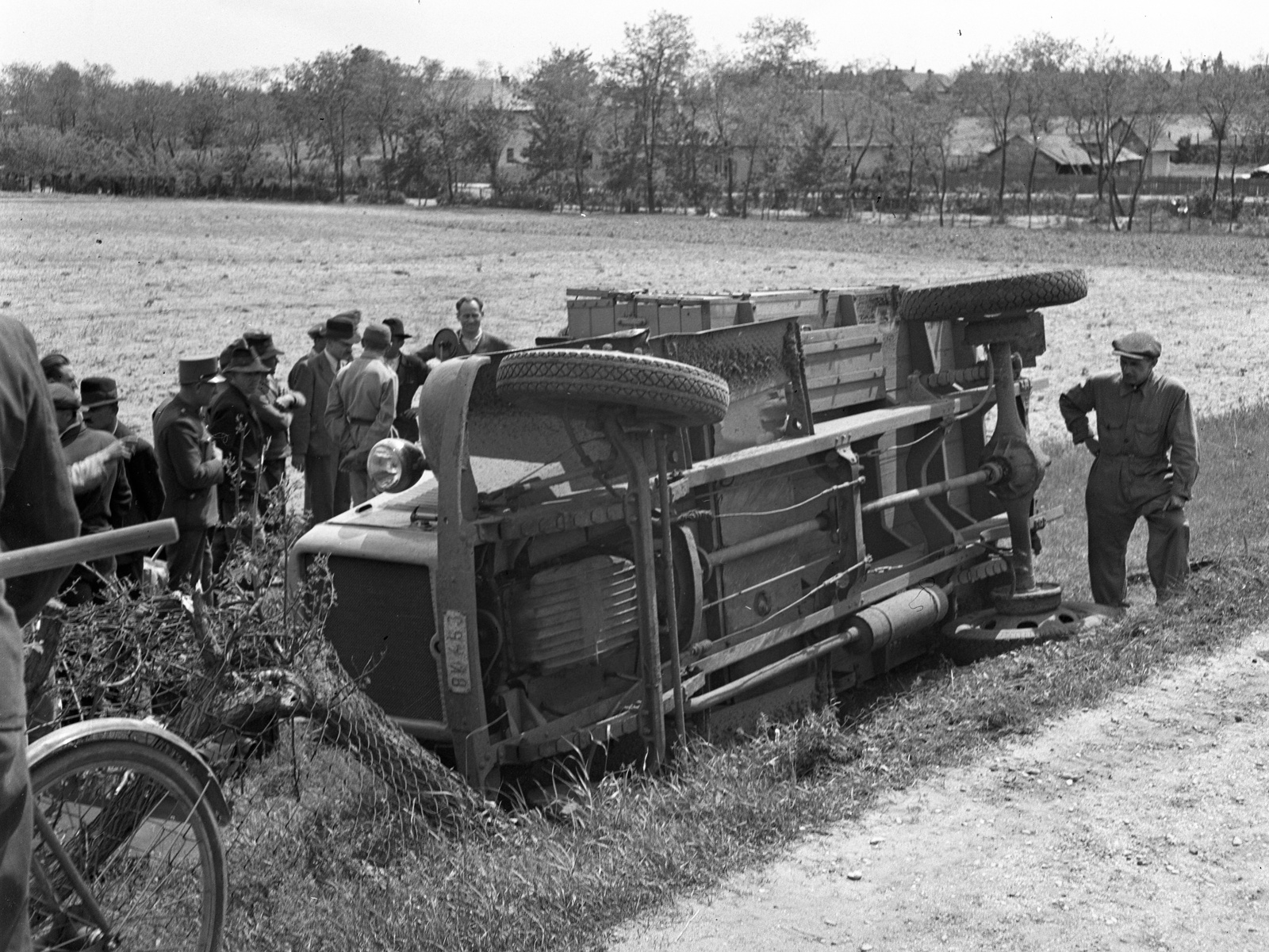 Magyarország, Kistarcsa, Szabadság út, háttérben a Széchenyi utca házai látszanak., 1944, Lissák Tivadar, baleset, teherautó, helyszínelés, Fortepan #72732