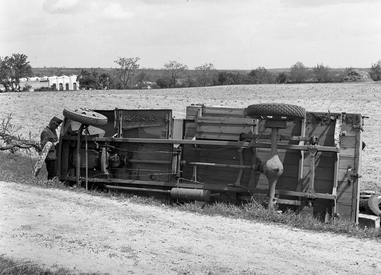 Hungary, Kistarcsa, Szabadság út a mai Ifjúság térnél., 1944, Lissák Tivadar, accident, commercial vehicle, soldier, chassis, cop, Fortepan #72735