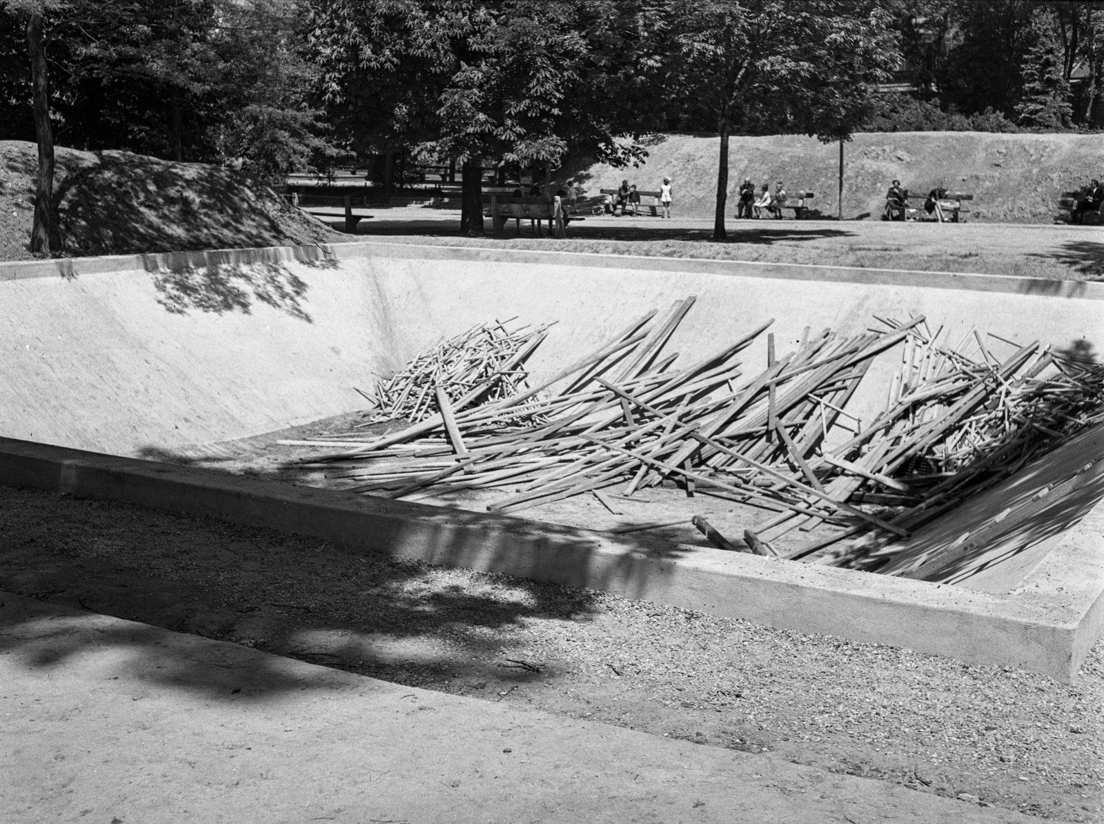 Hungary, Városmajor, Budapest XII., légoltalmi tüzivíz medence a parkban, háttérben az Ignotus (Klára) utca házai., 1944, Lissák Tivadar, pool, wood, Budapest, Fortepan #72736