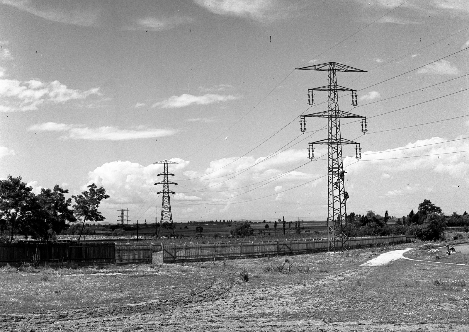 Magyarország, Budapest XVII., Rákoskeresztúr, Tóimalom utca a Gödöllői vasútvonal felé nézve., 1944, Lissák Tivadar, kerítés, távvezeték, Budapest, Fortepan #72808