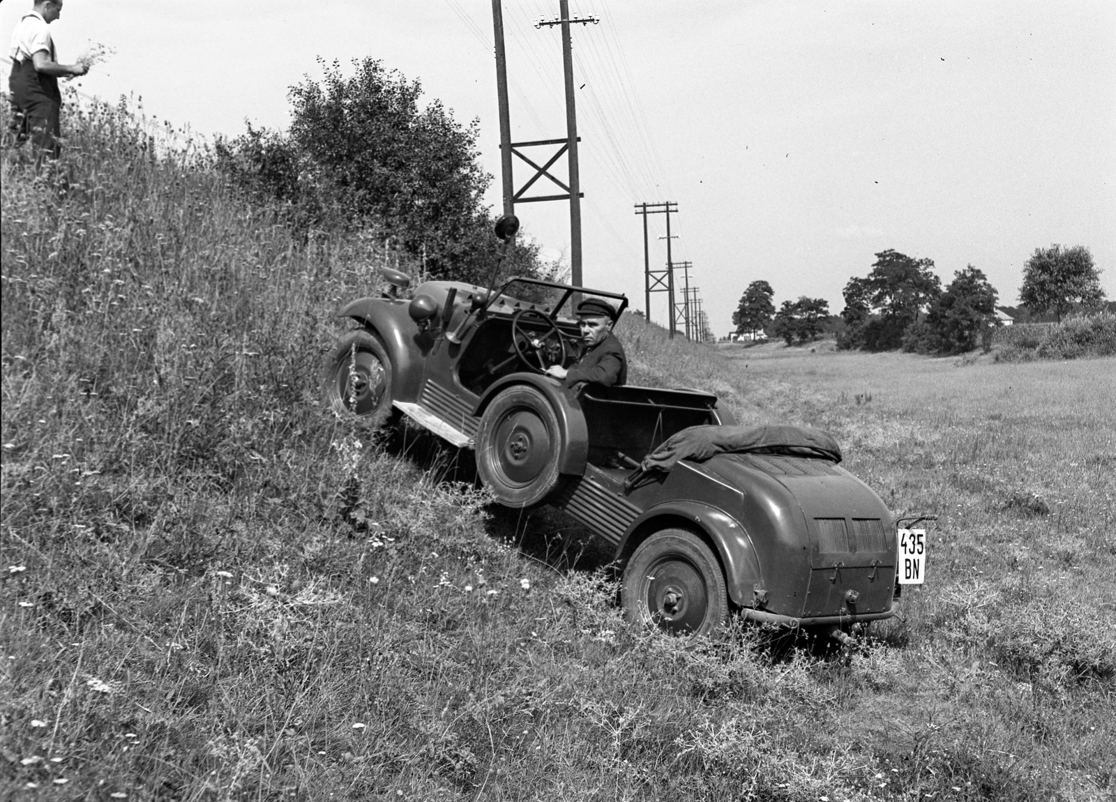 Hungary, Budapest XVII., Rákoskeresztúr, a Budapest-Szolnok vasútvonal töltése Akadémiaújtelep felől nézve. Tempo G 1200 típusú személygépkocsi., 1944, Lissák Tivadar, automobile, spare wheel, Budapest, Fortepan #72811