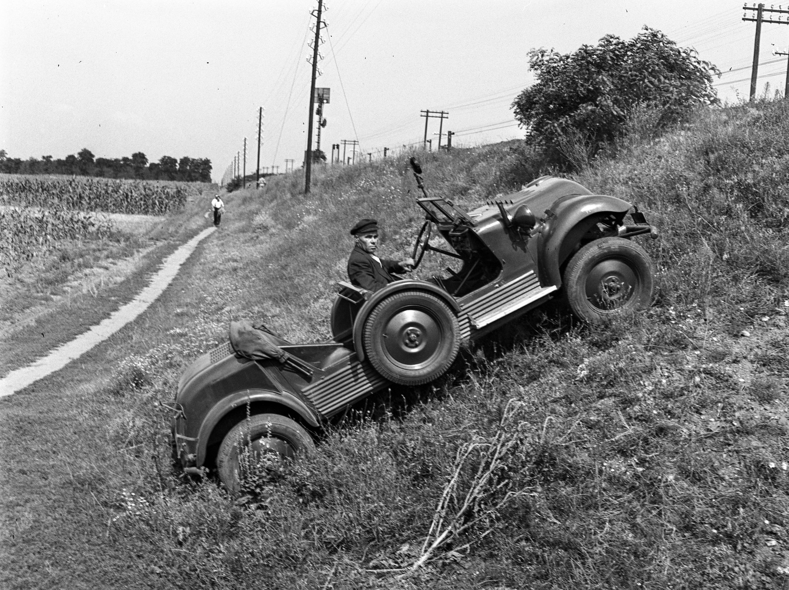 Hungary, Budapest XVII., Rákoskeresztúr, a Budapest-Szolnok vasútvonal töltése Akadémiaújtelep felől nézve. Tempo G 1200 típusú személygépkocsi., 1944, Lissák Tivadar, automobile, spare wheel, Budapest, Fortepan #72813