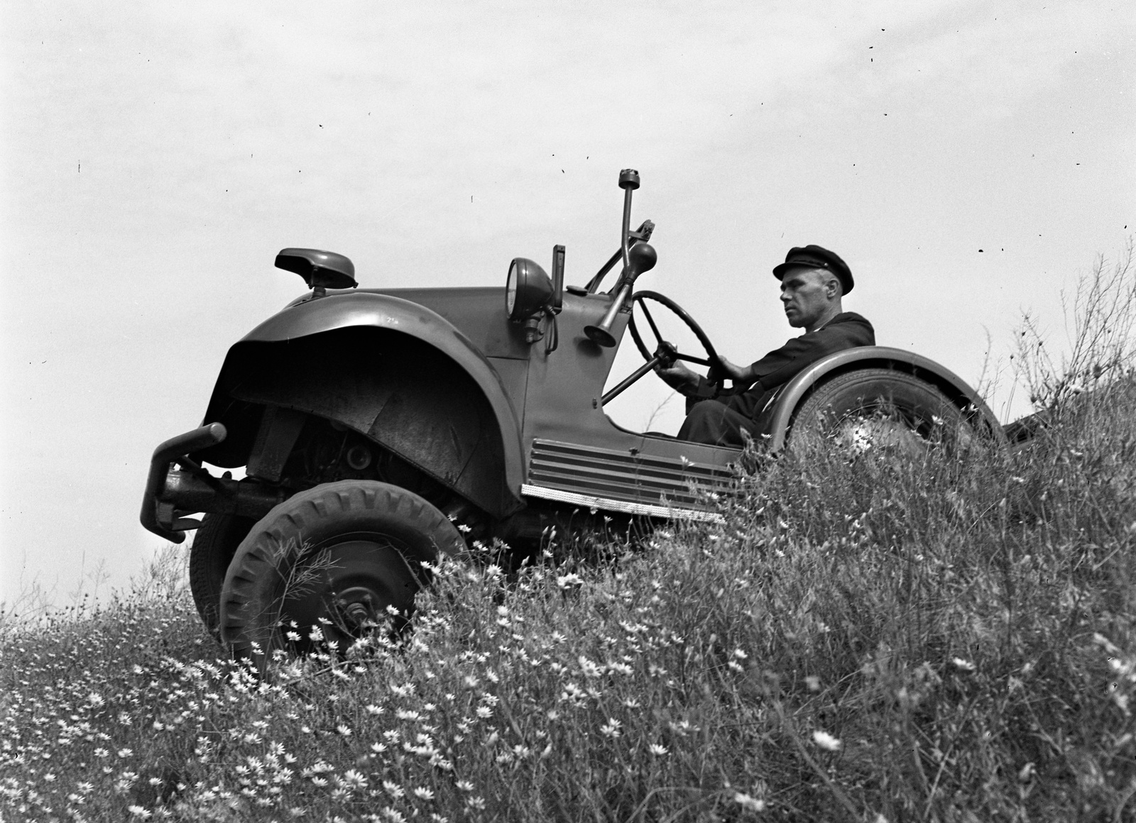 Hungary, Budapest XVII., Rákoskeresztúr, a Budapest-Szolnok vasútvonal töltése Akadémiaújtelepnél. Tempo G 1200 típusú személygépkocsi., 1944, Lissák Tivadar, horn, automobile, Nova-Technik Notek lamp, Budapest, Fortepan #72814